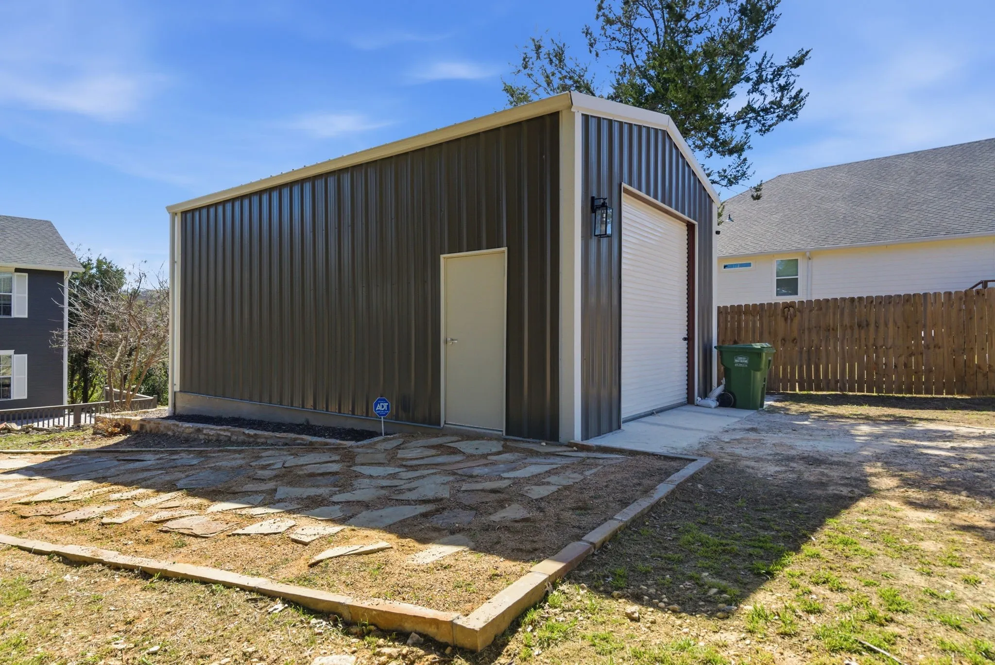 Single Family Residence For Sale in Hood County , 1205 Comanche Cove Drive, Granbury, Texas 76048, 3 Bedroom, 3 Bathroom, 1 Garage spaces, 1,920 Sqft, built in 2002, Preowned, Price $480,000, mls#21187431, Real Estate Agent in Granbury, Homes For Sale in Hood county, Homes For Sale in Granbury, Realtor in Granbury Texas, Real Estate Brokerage Independent Realty Texas, Luminita Cordes Realtor