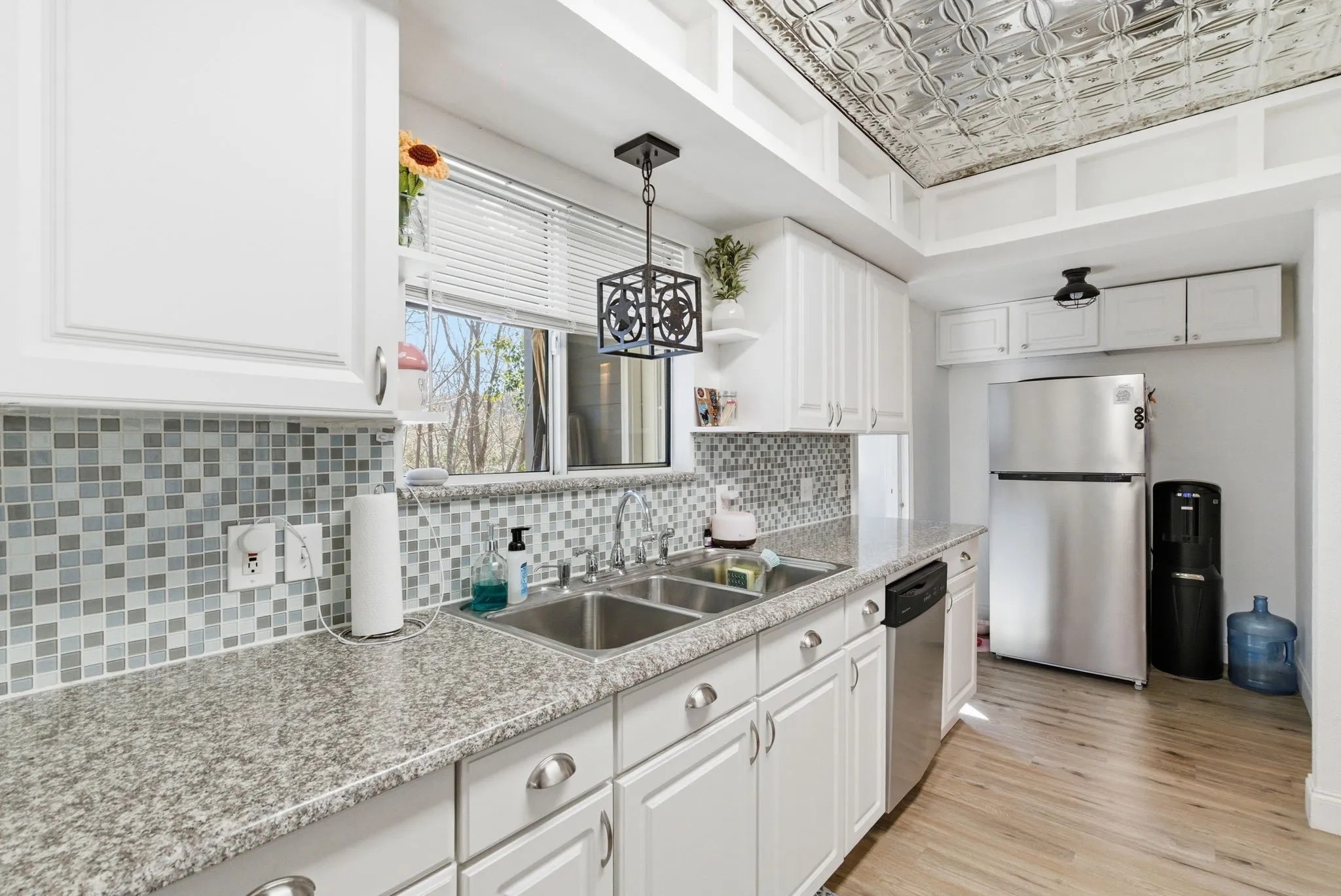 Single Family Residence For Sale in Hood County , 1205 Comanche Cove Drive, Granbury, Texas 76048, 3 Bedroom, 3 Bathroom, 1 Garage spaces, 1,920 Sqft, built in 2002, Preowned, Price $480,000, mls#21187431, Real Estate Agent in Granbury, Homes For Sale in Hood county, Homes For Sale in Granbury, Realtor in Granbury Texas, Real Estate Brokerage Independent Realty Texas, Luminita Cordes Realtor