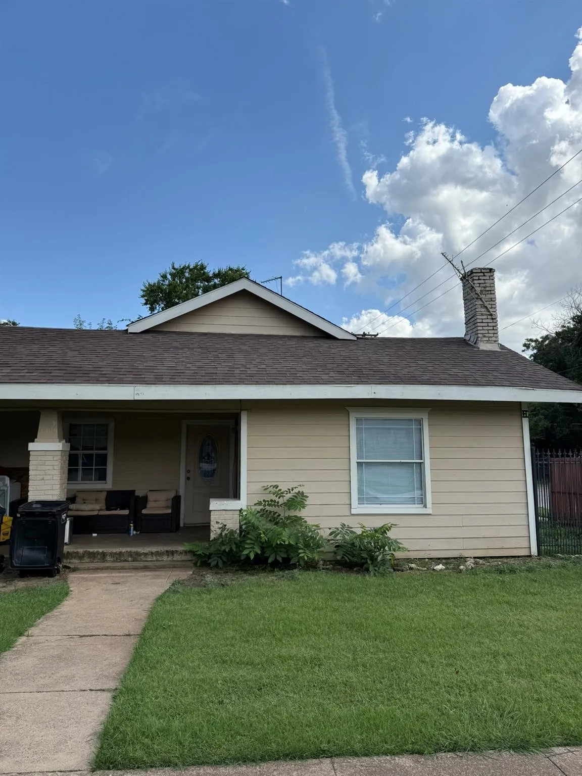 Duplex For Rent in Tarrant County , 3300 Avenue H, Fort Worth, Texas 76105, 2 Bedroom, 1 Bathroom, Garage spaces, 1,050 Sqft, built in 1922, mls#21189601, Real Estate Agent in Fort Worth, Homes For Rent in Tarrant county, Homes For Rent in Fort Worth, Realtor in Fort Worth Texas, Real Estate Brokerage Independent Realty Texas, Luminita Cordes Realtor