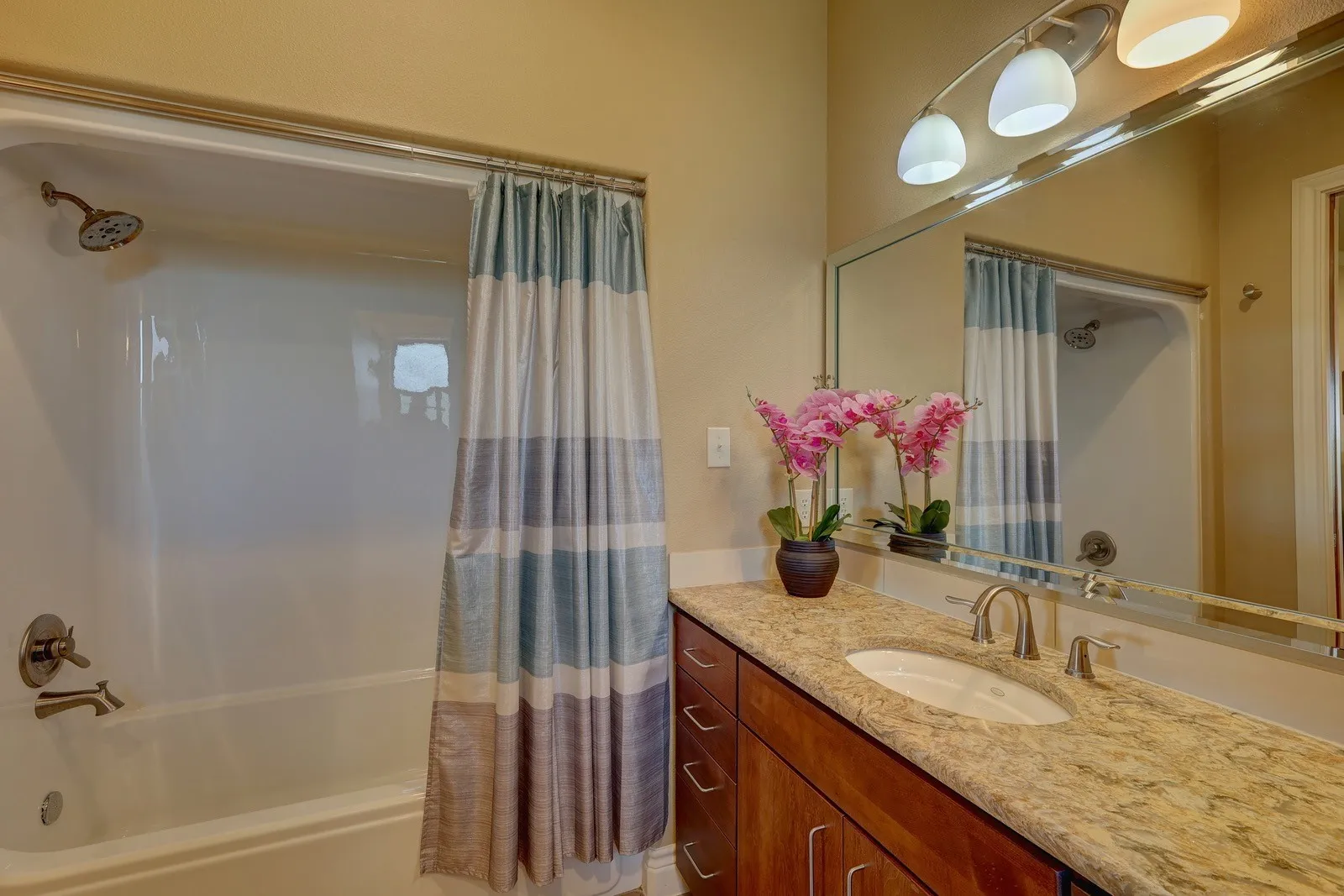 Single Family Residence For Sale in Hill County , 1754 Highland Drive, Whitney, Texas 76692, 3 Bedroom, 3 Bathroom, 4 Garage spaces, 3,412 Sqft, built in 2014, Preowned, Price $744,000, mls#21189602, Real Estate Agent in Whitney, Homes For Sale in Hill county, Homes For Sale in Whitney, Realtor in Whitney Texas, Real Estate Brokerage Independent Realty Texas, Luminita Cordes Realtor