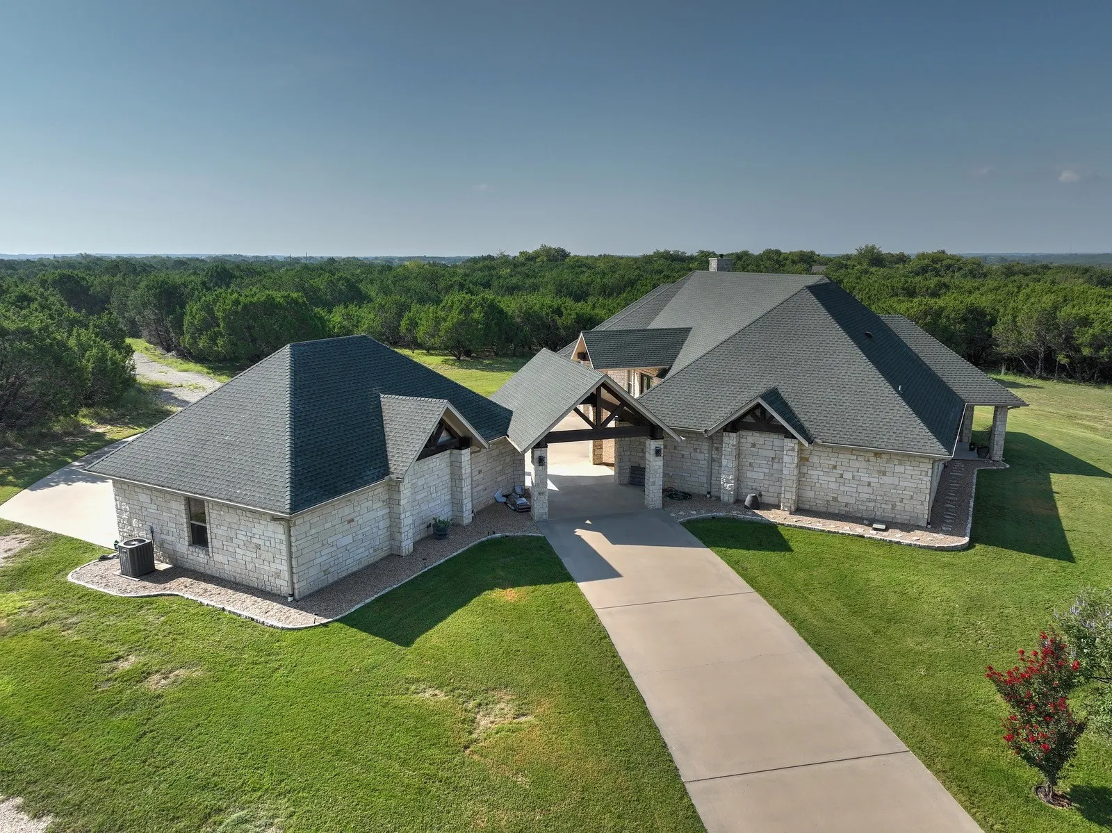 Single Family Residence For Sale in Hill County , 1754 Highland Drive, Whitney, Texas 76692, 3 Bedroom, 3 Bathroom, 4 Garage spaces, 3,412 Sqft, built in 2014, Preowned, Price $744,000, mls#21189602, Real Estate Agent in Whitney, Homes For Sale in Hill county, Homes For Sale in Whitney, Realtor in Whitney Texas, Real Estate Brokerage Independent Realty Texas, Luminita Cordes Realtor