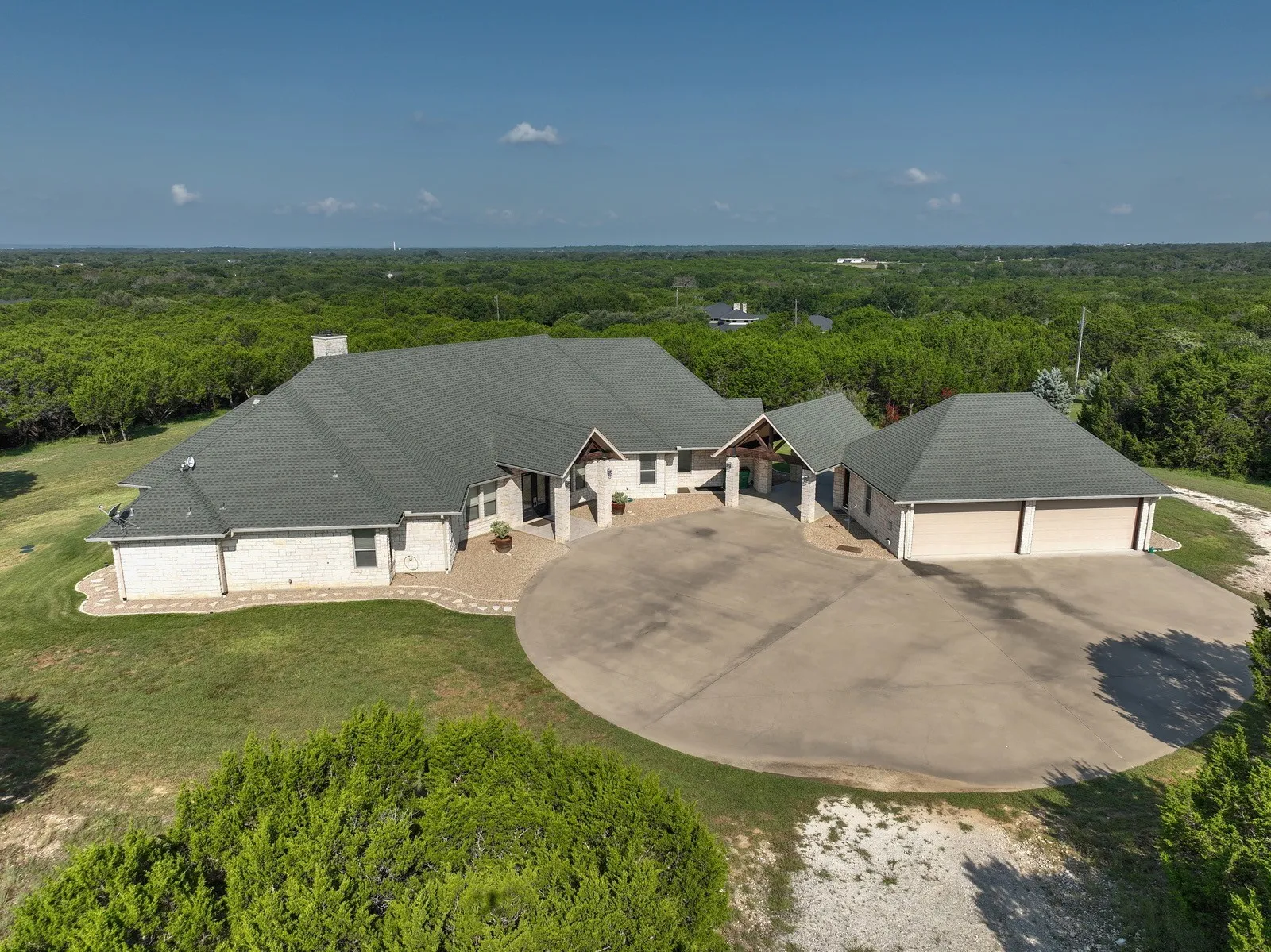 Single Family Residence For Sale in Hill County , 1754 Highland Drive, Whitney, Texas 76692, 3 Bedroom, 3 Bathroom, 4 Garage spaces, 3,412 Sqft, built in 2014, Preowned, Price $744,000, mls#21189602, Real Estate Agent in Whitney, Homes For Sale in Hill county, Homes For Sale in Whitney, Realtor in Whitney Texas, Real Estate Brokerage Independent Realty Texas, Luminita Cordes Realtor