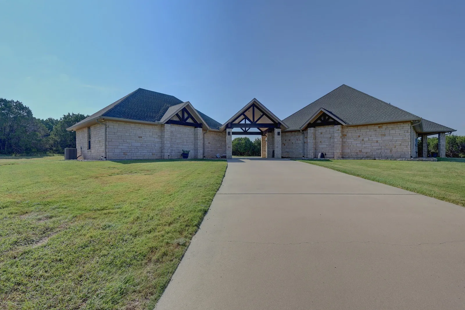 Single Family Residence For Sale in Hill County , 1754 Highland Drive, Whitney, Texas 76692, 3 Bedroom, 3 Bathroom, 4 Garage spaces, 3,412 Sqft, built in 2014, Preowned, Price $744,000, mls#21189602, Real Estate Agent in Whitney, Homes For Sale in Hill county, Homes For Sale in Whitney, Realtor in Whitney Texas, Real Estate Brokerage Independent Realty Texas, Luminita Cordes Realtor