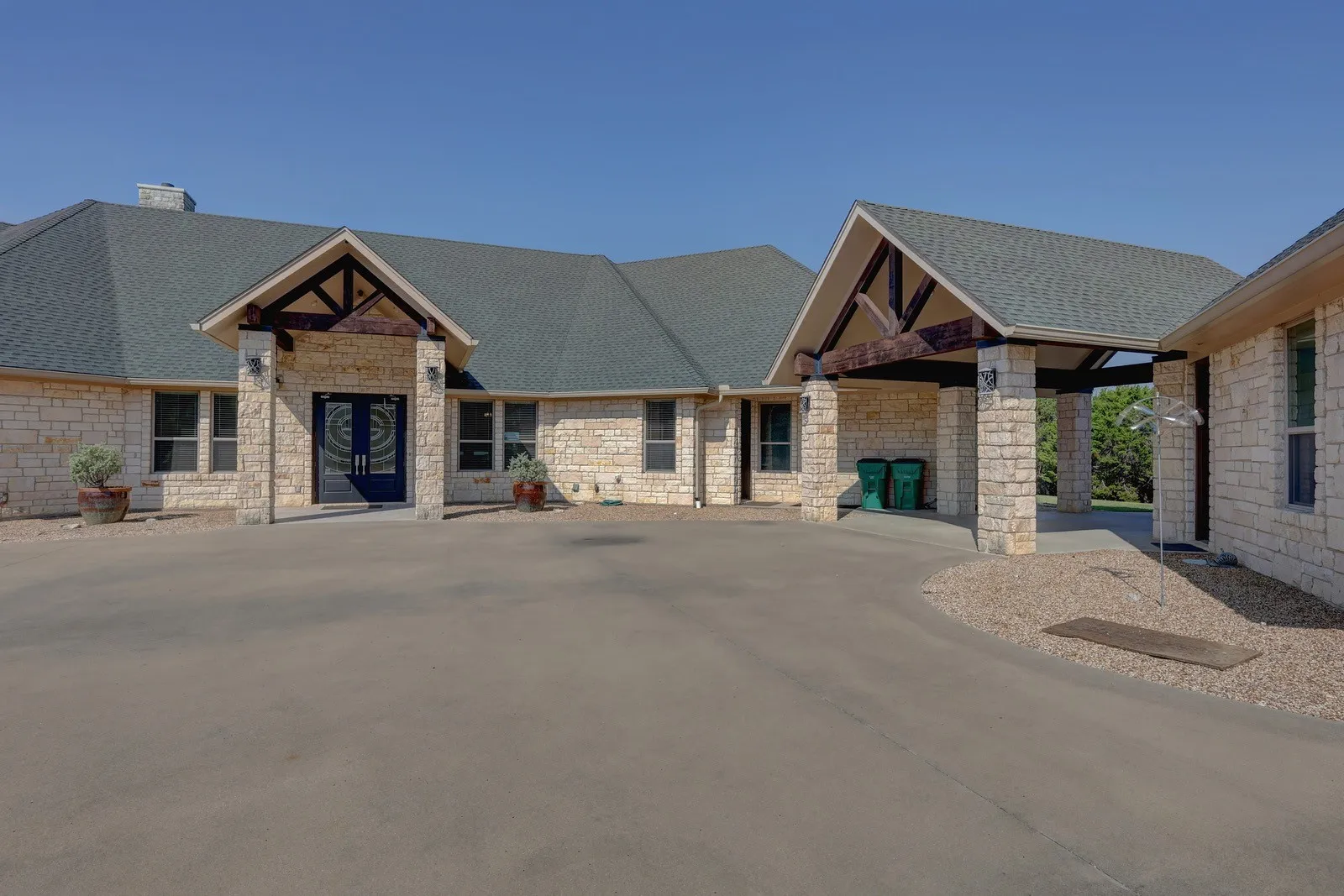 Single Family Residence For Sale in Hill County , 1754 Highland Drive, Whitney, Texas 76692, 3 Bedroom, 3 Bathroom, 4 Garage spaces, 3,412 Sqft, built in 2014, Preowned, Price $744,000, mls#21189602, Real Estate Agent in Whitney, Homes For Sale in Hill county, Homes For Sale in Whitney, Realtor in Whitney Texas, Real Estate Brokerage Independent Realty Texas, Luminita Cordes Realtor