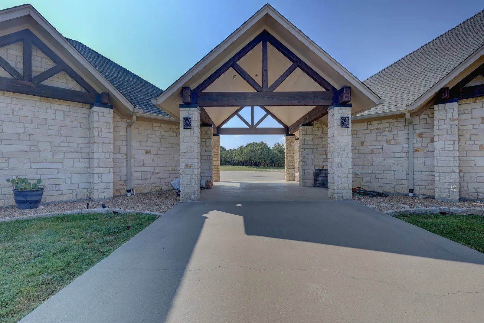 Single Family Residence For Sale in Hill County , 1754 Highland Drive, Whitney, Texas 76692, 3 Bedroom, 3 Bathroom, 4 Garage spaces, 3,412 Sqft, built in 2014, Preowned, Price $744,000, mls#21189602, Real Estate Agent in Whitney, Homes For Sale in Hill county, Homes For Sale in Whitney, Realtor in Whitney Texas, Real Estate Brokerage Independent Realty Texas, Luminita Cordes Realtor