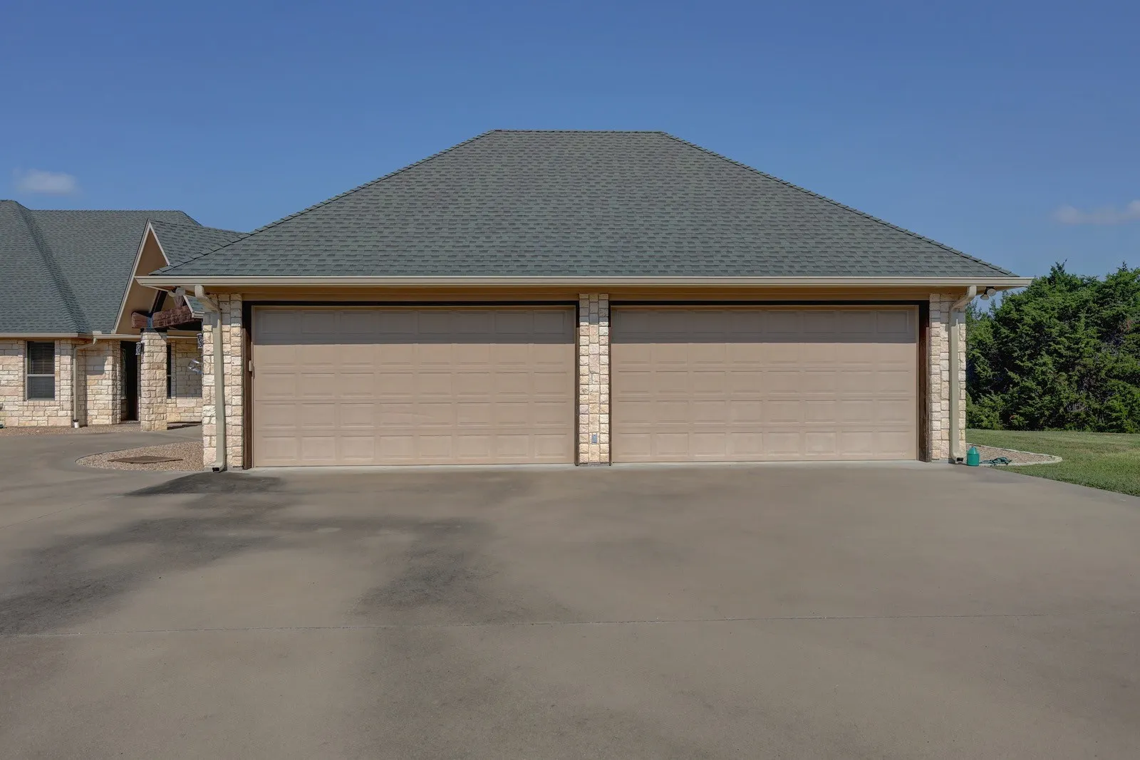 Single Family Residence For Sale in Hill County , 1754 Highland Drive, Whitney, Texas 76692, 3 Bedroom, 3 Bathroom, 4 Garage spaces, 3,412 Sqft, built in 2014, Preowned, Price $744,000, mls#21189602, Real Estate Agent in Whitney, Homes For Sale in Hill county, Homes For Sale in Whitney, Realtor in Whitney Texas, Real Estate Brokerage Independent Realty Texas, Luminita Cordes Realtor