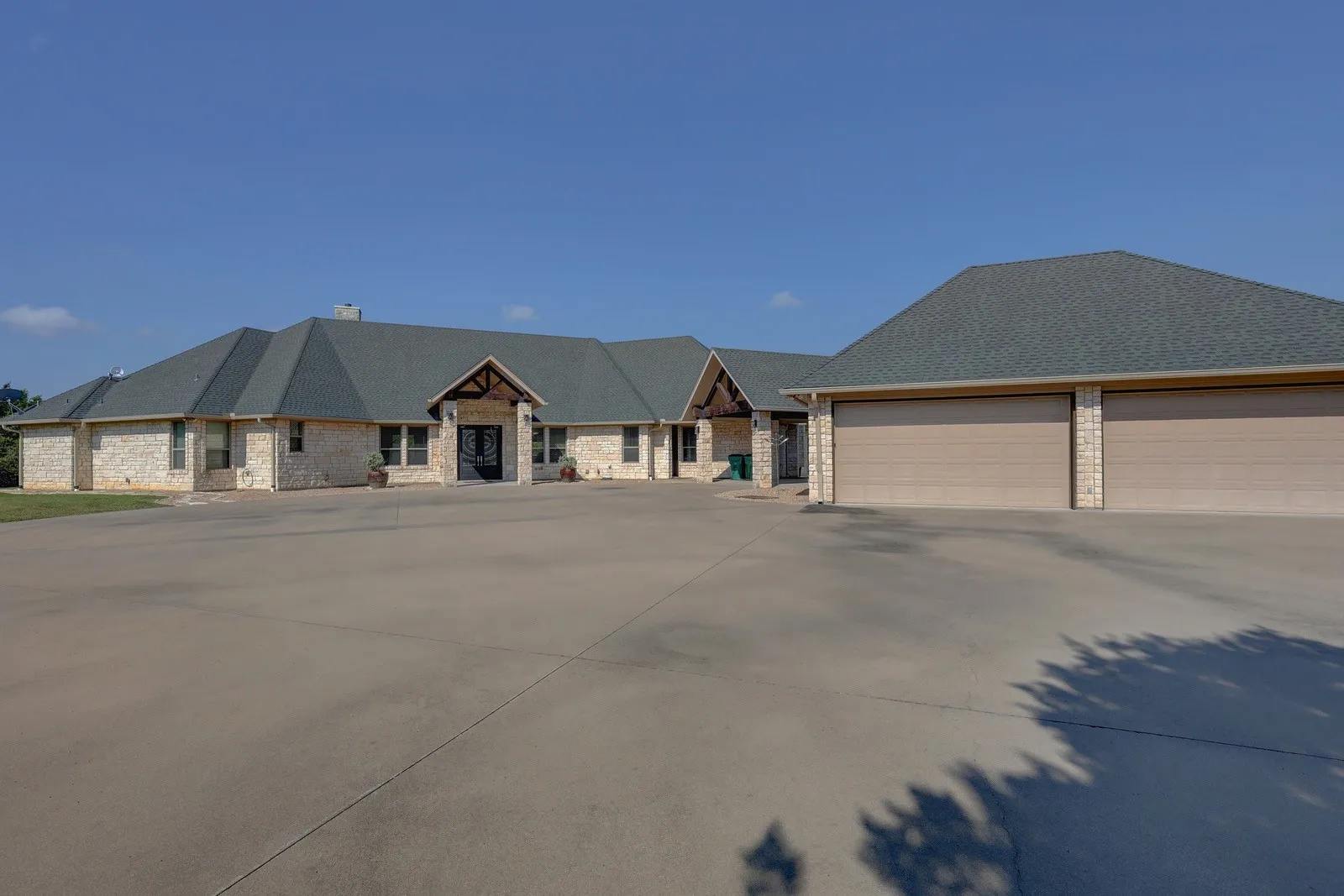 Single Family Residence For Sale in Hill County , 1754 Highland Drive, Whitney, Texas 76692, 3 Bedroom, 3 Bathroom, 4 Garage spaces, 3,412 Sqft, built in 2014, Preowned, Price $744,000, mls#21189602, Real Estate Agent in Whitney, Homes For Sale in Hill county, Homes For Sale in Whitney, Realtor in Whitney Texas, Real Estate Brokerage Independent Realty Texas, Luminita Cordes Realtor