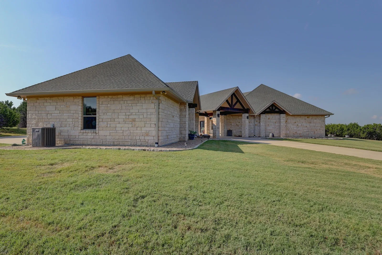 Single Family Residence For Sale in Hill County , 1754 Highland Drive, Whitney, Texas 76692, 3 Bedroom, 3 Bathroom, 4 Garage spaces, 3,412 Sqft, built in 2014, Preowned, Price $744,000, mls#21189602, Real Estate Agent in Whitney, Homes For Sale in Hill county, Homes For Sale in Whitney, Realtor in Whitney Texas, Real Estate Brokerage Independent Realty Texas, Luminita Cordes Realtor