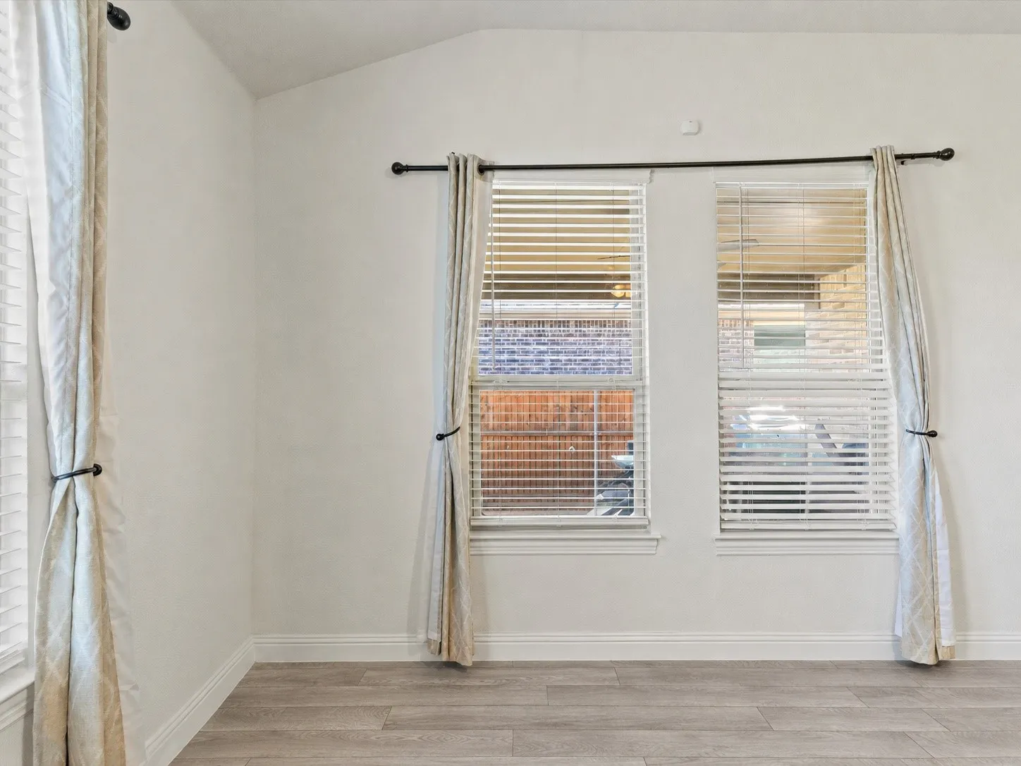 Single Family Residence For Sale in Denton County , 6201 Cheshire Street, Celina, Texas 76227, 5 Bedroom, 4 Bathroom, 3 Garage spaces, 3,273 Sqft, built in 2020, Preowned, mls#21189626, Real Estate Agent in Celina, Homes For Sale in Denton county, Homes For Sale in Celina, Realtor in Celina Texas, Real Estate Brokerage Independent Realty Texas, Luminita Cordes Realtor