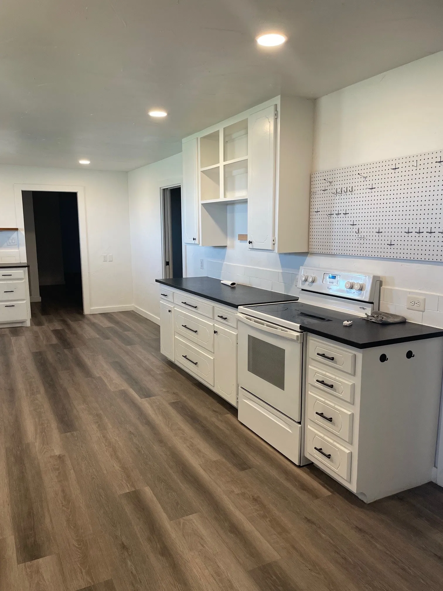 Kitchen Stove & Drawers