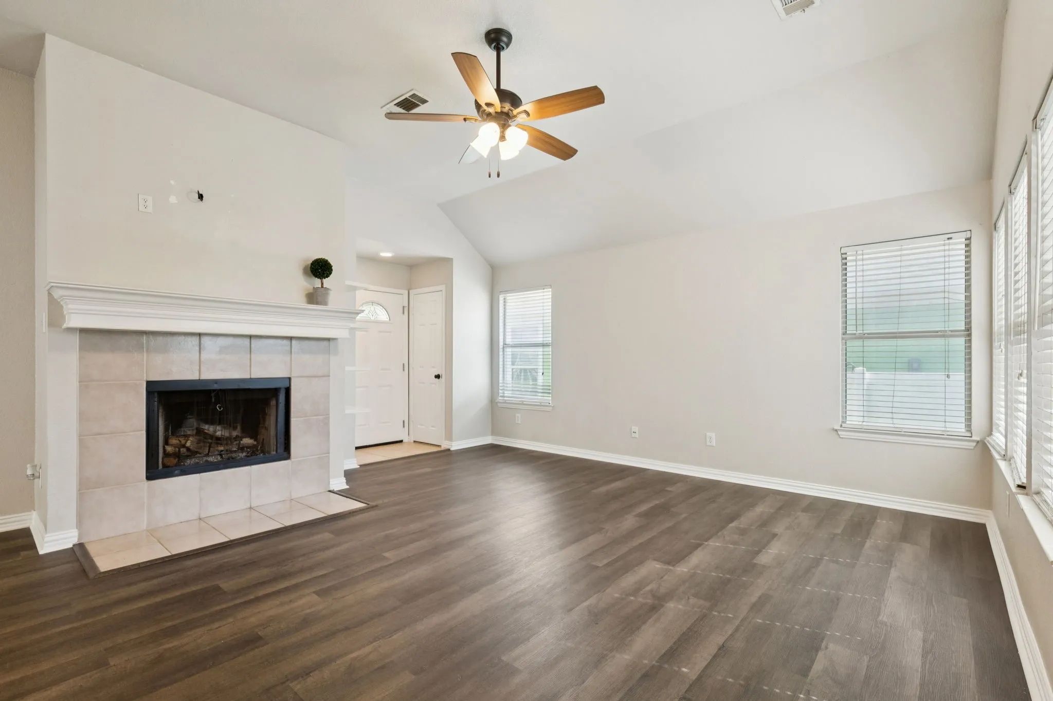 Single Family Residence For Sale in Denton County , 1425 Devonshire Drive, Providence Village, Texas 76227, 2 Bedroom, 1 Bathroom, 2 Garage spaces, 921 Sqft, built in 2002, mls#21189760, Real Estate Agent in Providence Village, Homes For Sale in Denton county, Homes For Sale in Providence Village, Realtor in Providence Village Texas, Real Estate Brokerage Independent Realty Texas, Luminita Cordes Realtor