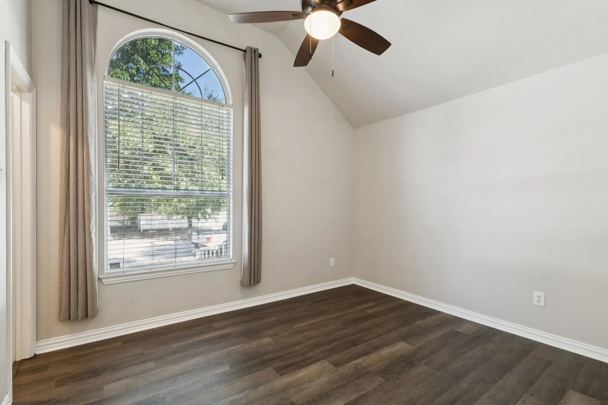 Single Family Residence For Sale in Denton County , 1425 Devonshire Drive, Providence Village, Texas 76227, 2 Bedroom, 1 Bathroom, 2 Garage spaces, 921 Sqft, built in 2002, mls#21189760, Real Estate Agent in Providence Village, Homes For Sale in Denton county, Homes For Sale in Providence Village, Realtor in Providence Village Texas, Real Estate Brokerage Independent Realty Texas, Luminita Cordes Realtor
