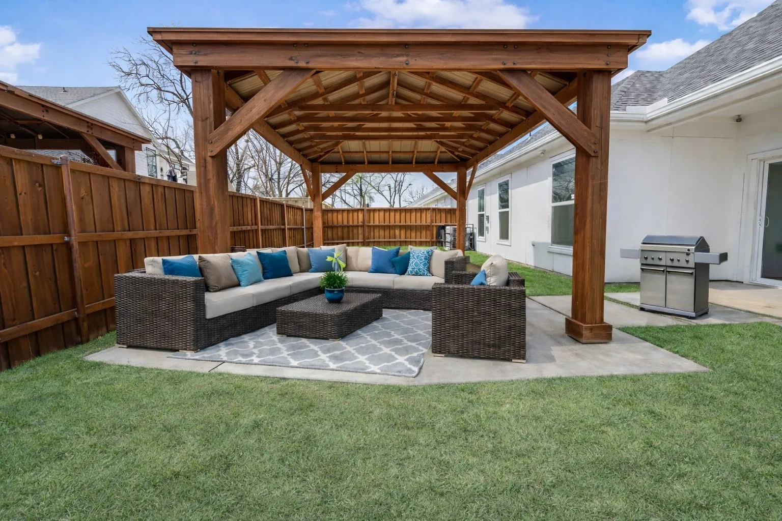 Single Family Residence For Sale in Dallas County , 1706 Kraft Street, Dallas, Texas 75212, 4 Bedroom, 3 Bathroom, 2 Garage spaces, 1,748 Sqft, built in 2022, Preowned, mls#21189751, Real Estate Agent in Dallas, Homes For Sale in Dallas county, Homes For Sale in Dallas, Realtor in Dallas Texas, Real Estate Brokerage Independent Realty Texas, Luminita Cordes Realtor