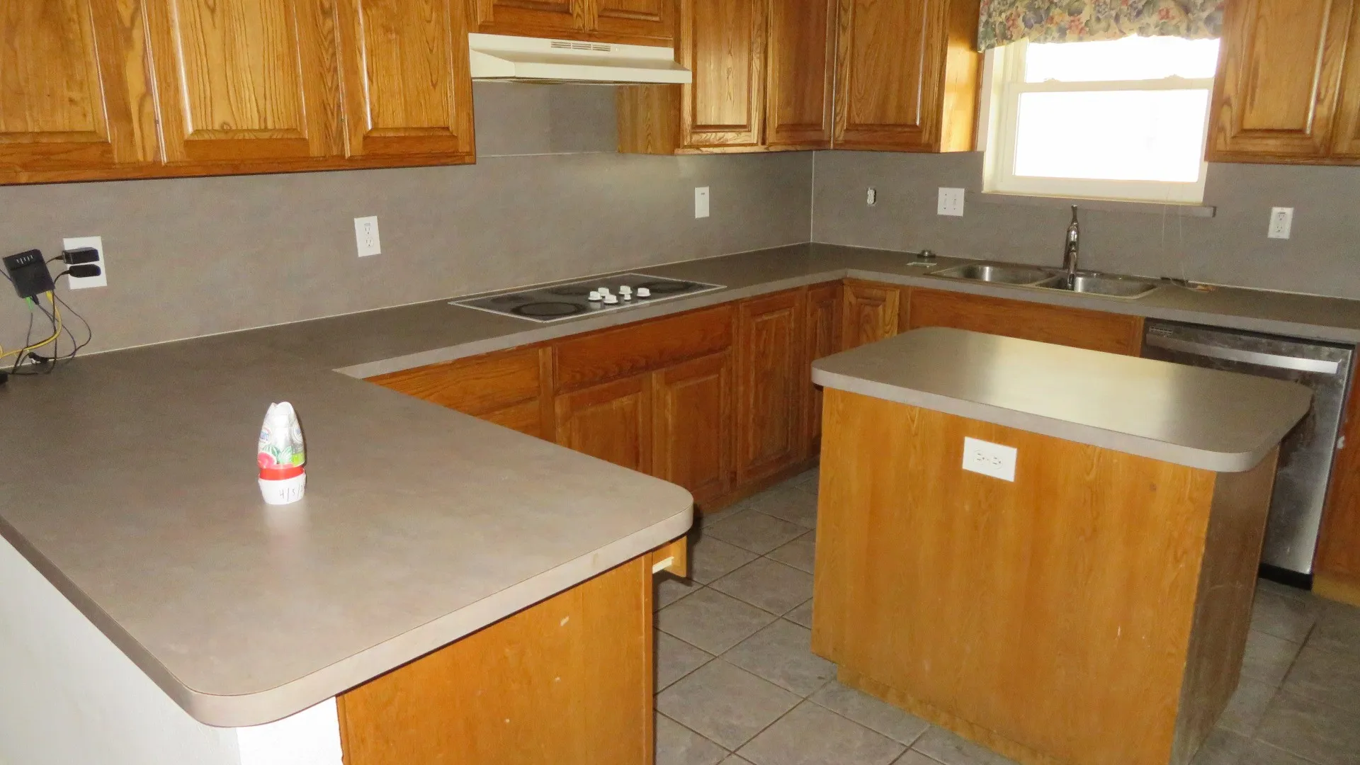 Single Family Residence For Sale in Ellis County , 108 Creekview Circle, Maypearl, Texas 76064, 4 Bedroom, 2 Bathroom, 2 Garage spaces, 2,730 Sqft, built in 1995, mls#21189608, Real Estate Agent in Maypearl, Homes For Sale in Ellis county, Homes For Sale in Maypearl, Realtor in Maypearl Texas, Real Estate Brokerage Independent Realty Texas, Luminita Cordes Realtor