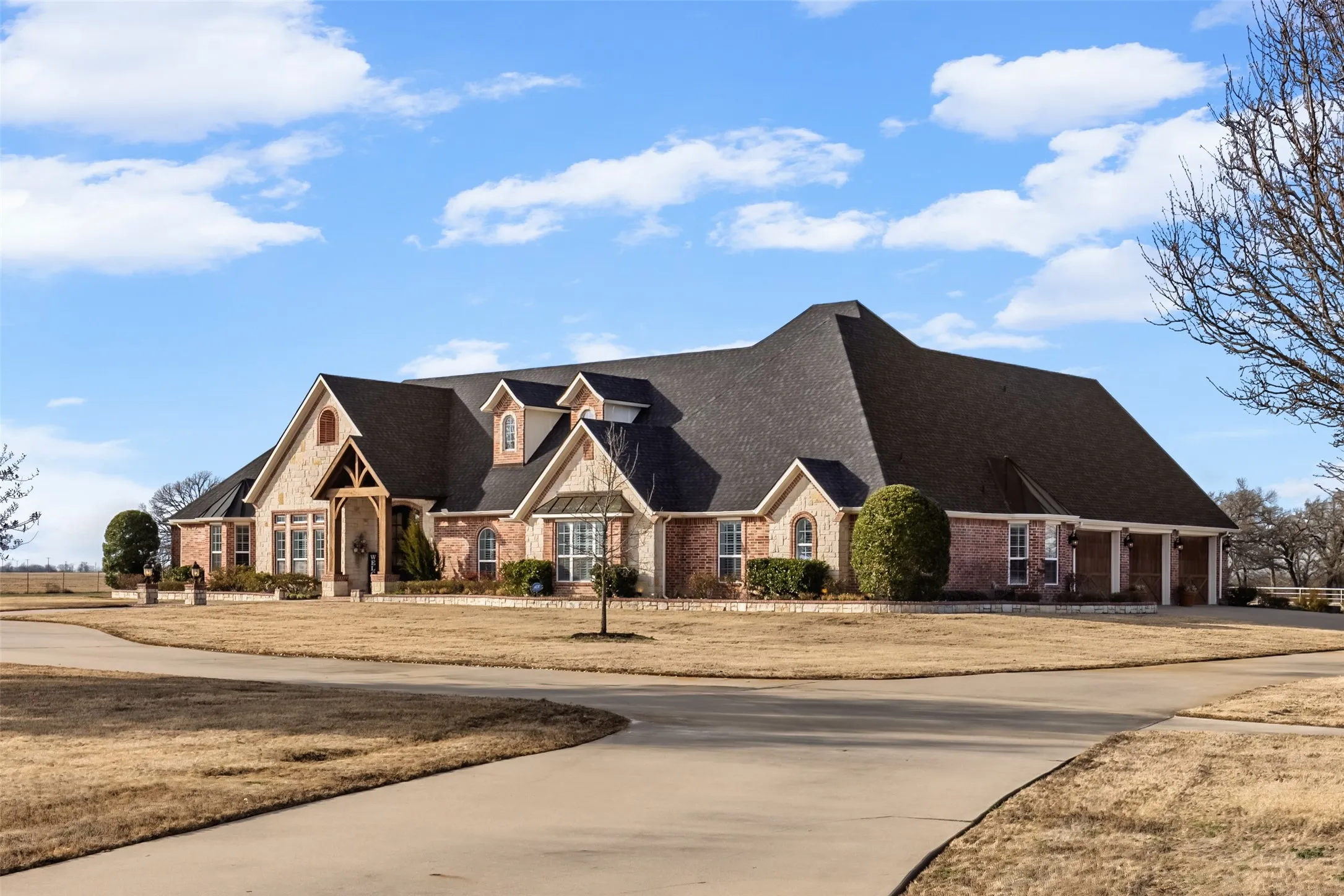Single Family Residence For Sale in Hopkins County , 2560 County Road 4708, Sulphur Springs, Texas 75482, 4 Bedroom, 5 Bathroom, 4 Garage spaces, 4,974 Sqft, built in 2005, Preowned, mls#21189242, Real Estate Agent in Sulphur Springs, Homes For Sale in Hopkins county, Homes For Sale in Sulphur Springs, Realtor in Sulphur Springs Texas, Real Estate Brokerage Independent Realty Texas, Luminita Cordes Realtor