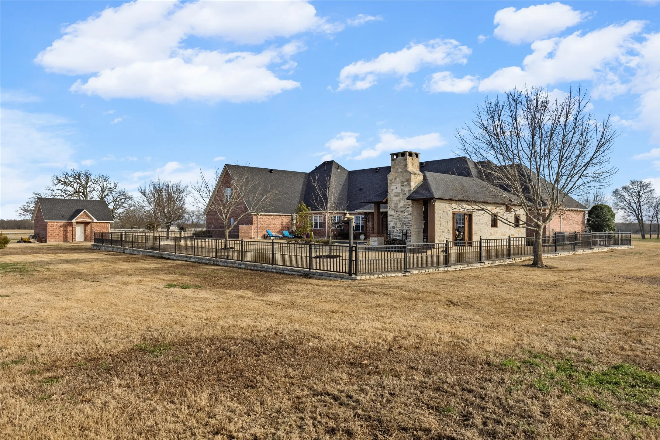 Single Family Residence For Sale in Hopkins County , 2560 County Road 4708, Sulphur Springs, Texas 75482, 4 Bedroom, 5 Bathroom, 4 Garage spaces, 4,974 Sqft, built in 2005, Preowned, mls#21189242, Real Estate Agent in Sulphur Springs, Homes For Sale in Hopkins county, Homes For Sale in Sulphur Springs, Realtor in Sulphur Springs Texas, Real Estate Brokerage Independent Realty Texas, Luminita Cordes Realtor