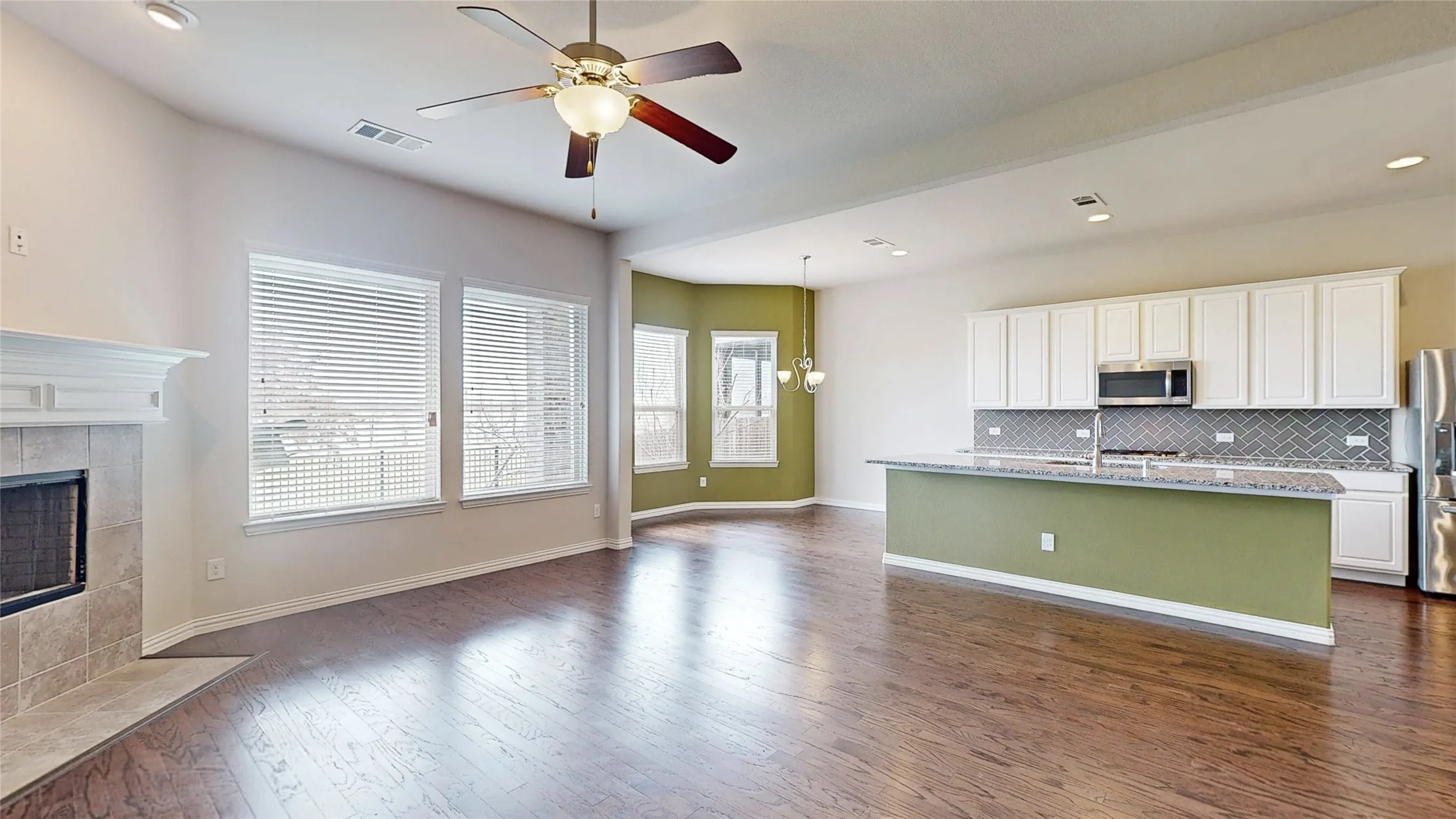 Single Family Residence For Sale in Dallas County , 1921 Lake Front Trail, Garland, Texas 75043, 4 Bedroom, 4 Bathroom, 2 Garage spaces, 3,111 Sqft, built in 2015, Preowned, mls#21189652, Real Estate Agent in Garland, Homes For Sale in Dallas county, Homes For Sale in Garland, Realtor in Garland Texas, Real Estate Brokerage Independent Realty Texas, Luminita Cordes Realtor