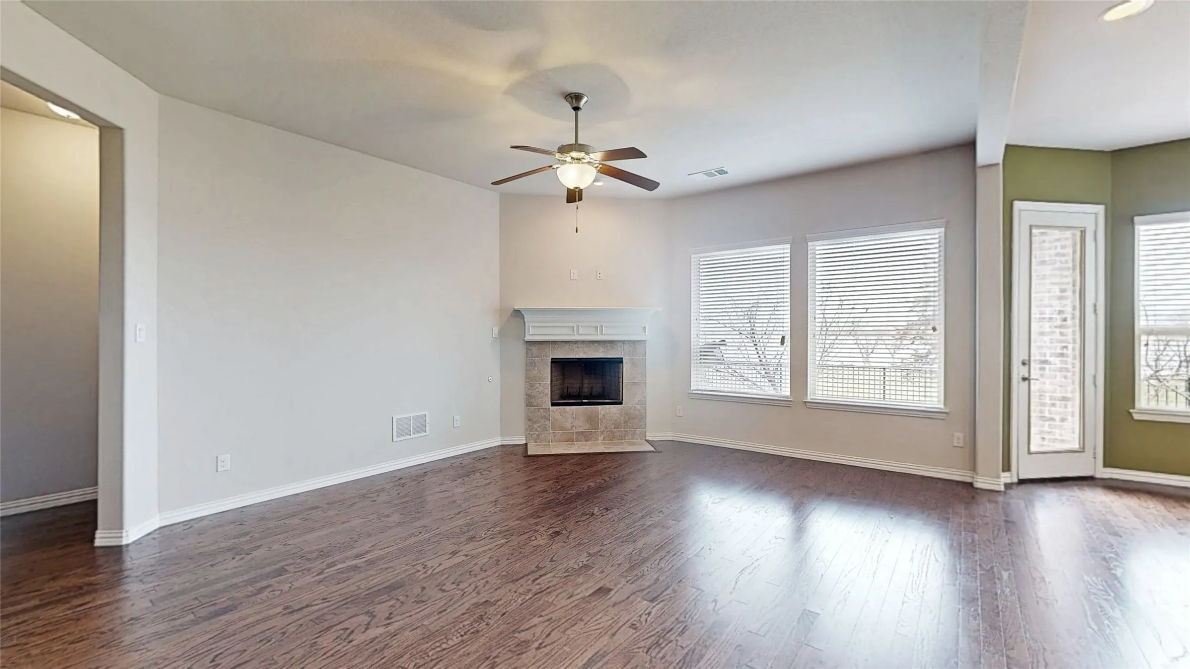 Single Family Residence For Sale in Dallas County , 1921 Lake Front Trail, Garland, Texas 75043, 4 Bedroom, 4 Bathroom, 2 Garage spaces, 3,111 Sqft, built in 2015, Preowned, mls#21189652, Real Estate Agent in Garland, Homes For Sale in Dallas county, Homes For Sale in Garland, Realtor in Garland Texas, Real Estate Brokerage Independent Realty Texas, Luminita Cordes Realtor