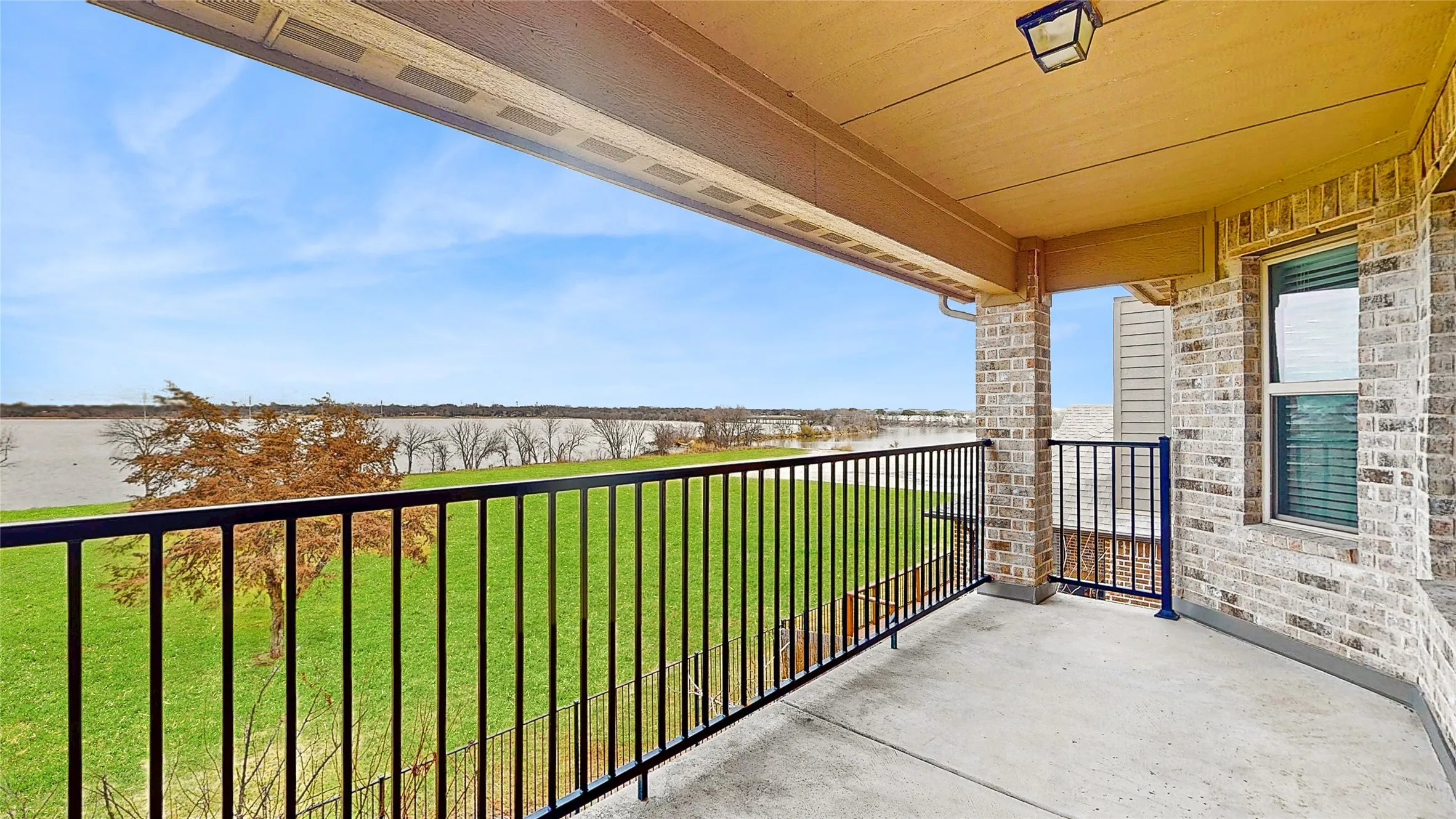 Single Family Residence For Sale in Dallas County , 1921 Lake Front Trail, Garland, Texas 75043, 4 Bedroom, 4 Bathroom, 2 Garage spaces, 3,111 Sqft, built in 2015, Preowned, mls#21189652, Real Estate Agent in Garland, Homes For Sale in Dallas county, Homes For Sale in Garland, Realtor in Garland Texas, Real Estate Brokerage Independent Realty Texas, Luminita Cordes Realtor