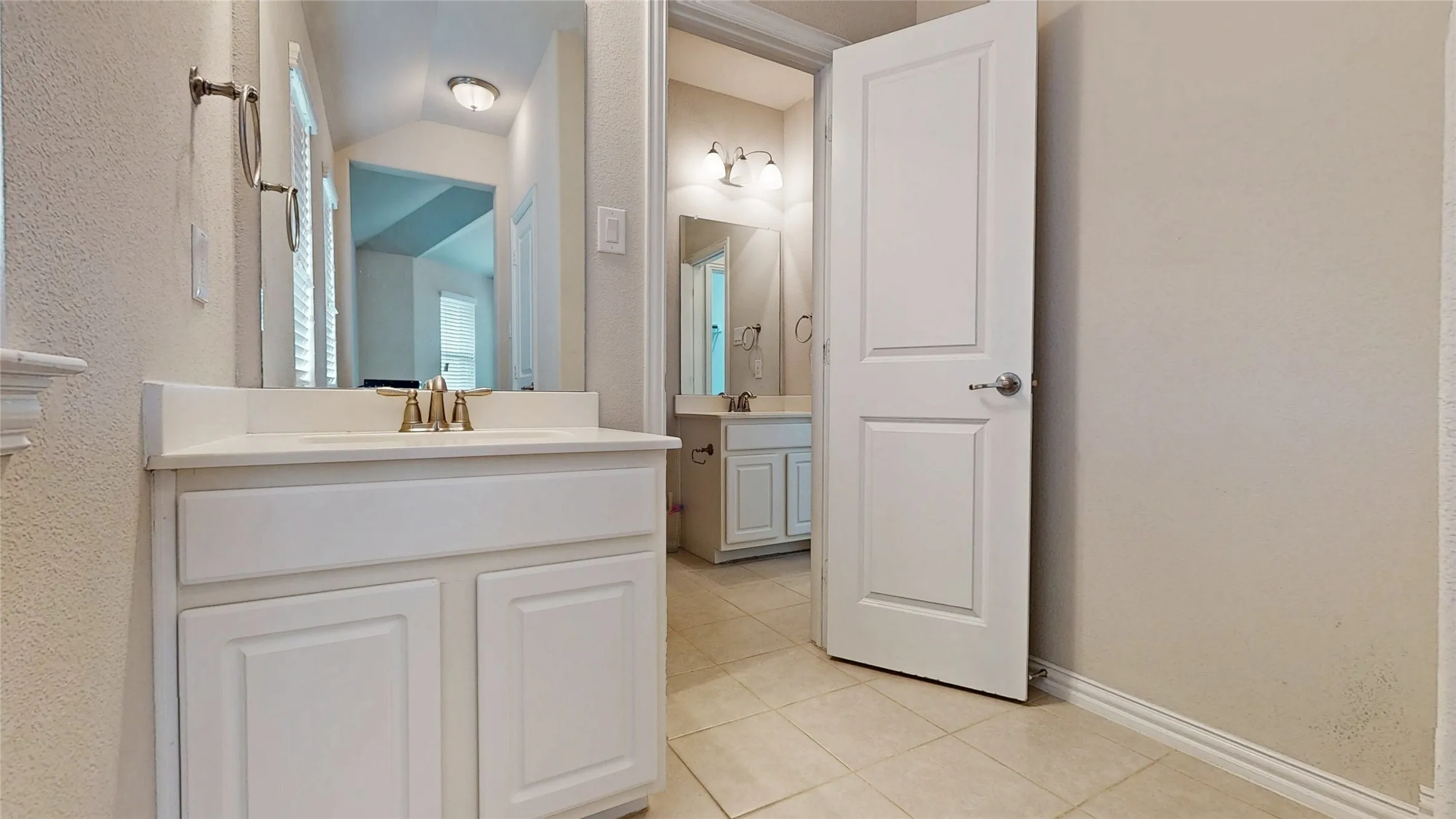 Single Family Residence For Sale in Dallas County , 1921 Lake Front Trail, Garland, Texas 75043, 4 Bedroom, 4 Bathroom, 2 Garage spaces, 3,111 Sqft, built in 2015, Preowned, mls#21189652, Real Estate Agent in Garland, Homes For Sale in Dallas county, Homes For Sale in Garland, Realtor in Garland Texas, Real Estate Brokerage Independent Realty Texas, Luminita Cordes Realtor