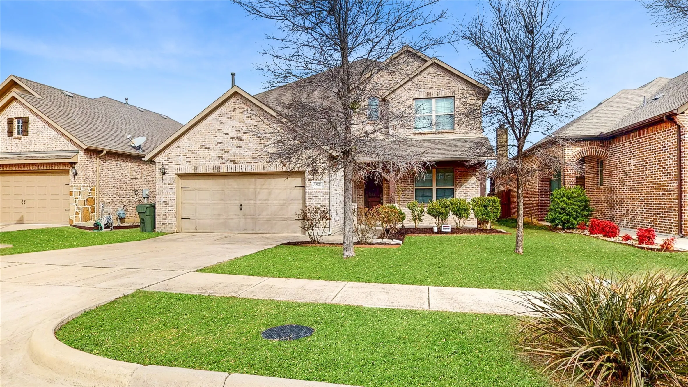 Single Family Residence For Sale in Dallas County , 1921 Lake Front Trail, Garland, Texas 75043, 4 Bedroom, 4 Bathroom, 2 Garage spaces, 3,111 Sqft, built in 2015, Preowned, mls#21189652, Real Estate Agent in Garland, Homes For Sale in Dallas county, Homes For Sale in Garland, Realtor in Garland Texas, Real Estate Brokerage Independent Realty Texas, Luminita Cordes Realtor