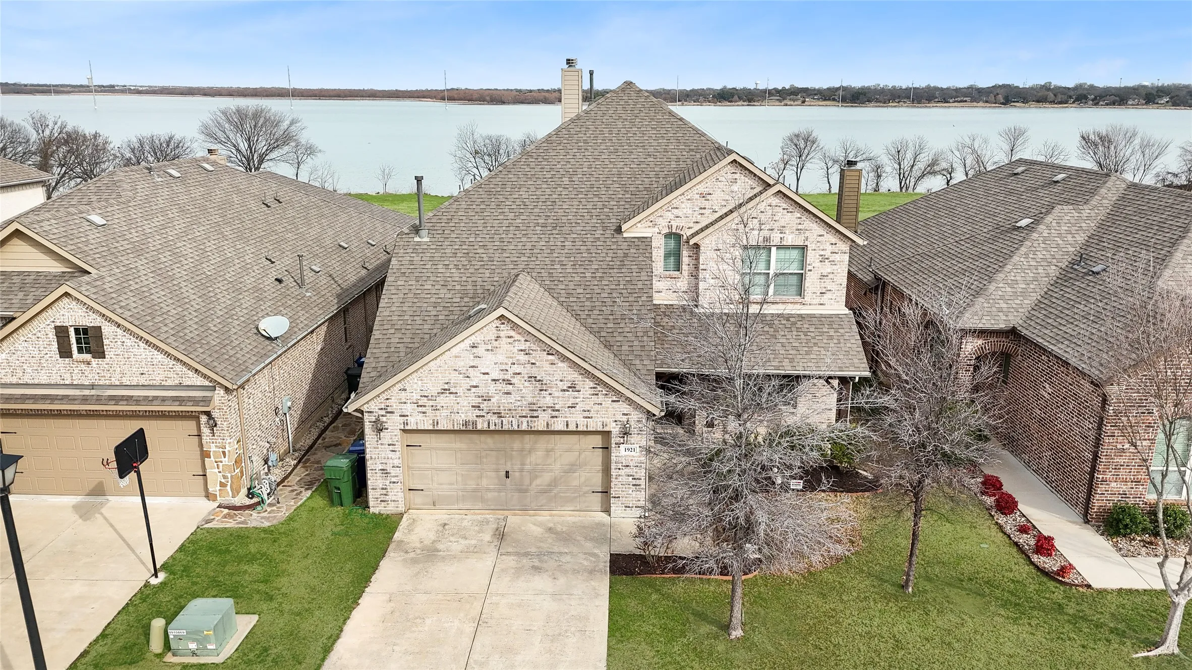 Single Family Residence For Sale in Dallas County , 1921 Lake Front Trail, Garland, Texas 75043, 4 Bedroom, 4 Bathroom, 2 Garage spaces, 3,111 Sqft, built in 2015, Preowned, mls#21189652, Real Estate Agent in Garland, Homes For Sale in Dallas county, Homes For Sale in Garland, Realtor in Garland Texas, Real Estate Brokerage Independent Realty Texas, Luminita Cordes Realtor