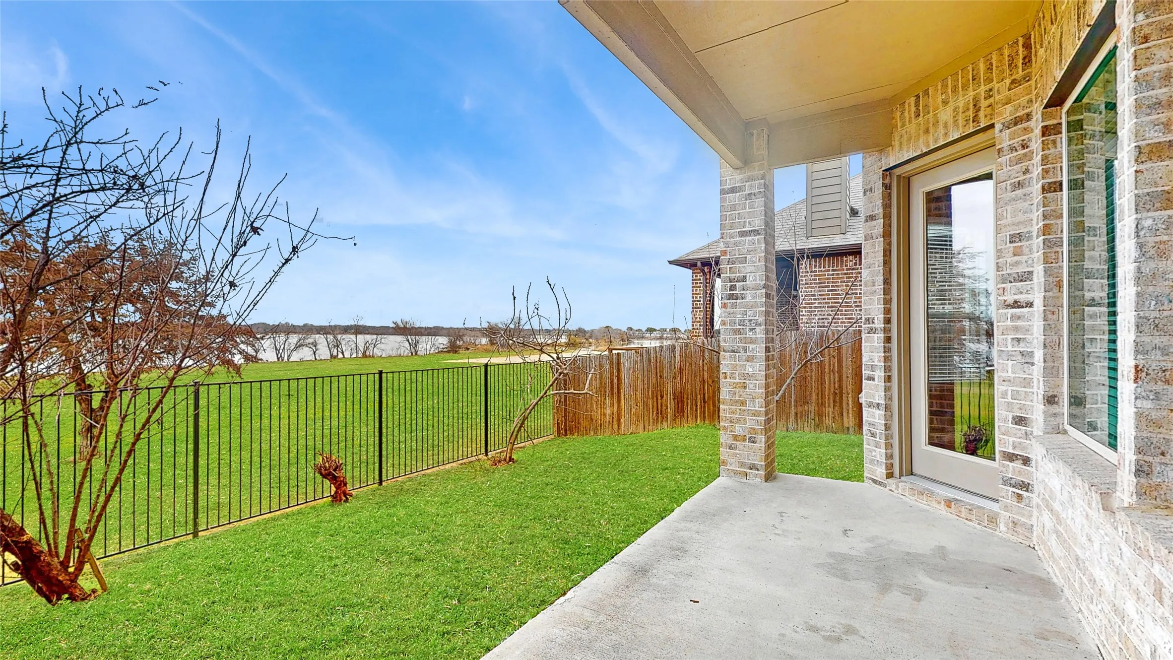 Single Family Residence For Sale in Dallas County , 1921 Lake Front Trail, Garland, Texas 75043, 4 Bedroom, 4 Bathroom, 2 Garage spaces, 3,111 Sqft, built in 2015, Preowned, mls#21189652, Real Estate Agent in Garland, Homes For Sale in Dallas county, Homes For Sale in Garland, Realtor in Garland Texas, Real Estate Brokerage Independent Realty Texas, Luminita Cordes Realtor