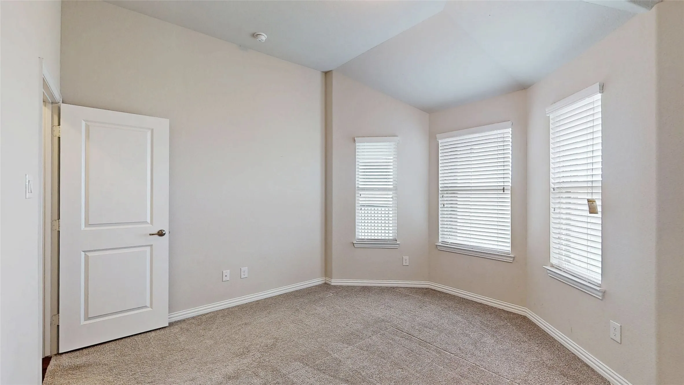 Single Family Residence For Sale in Dallas County , 1921 Lake Front Trail, Garland, Texas 75043, 4 Bedroom, 4 Bathroom, 2 Garage spaces, 3,111 Sqft, built in 2015, Preowned, mls#21189652, Real Estate Agent in Garland, Homes For Sale in Dallas county, Homes For Sale in Garland, Realtor in Garland Texas, Real Estate Brokerage Independent Realty Texas, Luminita Cordes Realtor