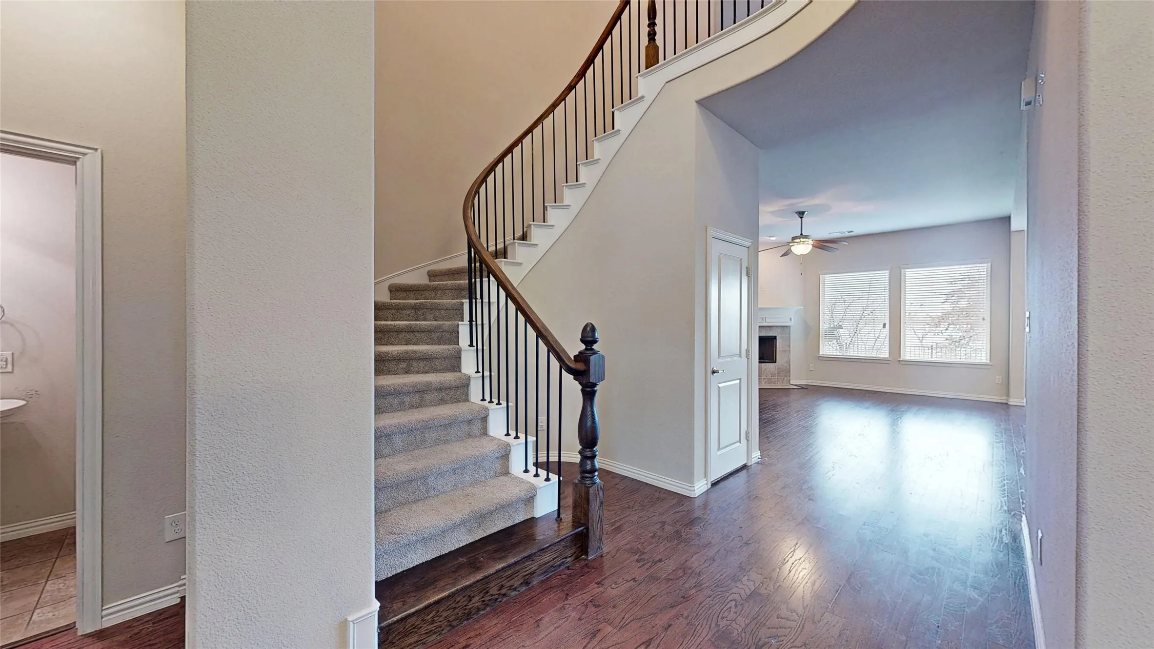 Single Family Residence For Sale in Dallas County , 1921 Lake Front Trail, Garland, Texas 75043, 4 Bedroom, 4 Bathroom, 2 Garage spaces, 3,111 Sqft, built in 2015, Preowned, mls#21189652, Real Estate Agent in Garland, Homes For Sale in Dallas county, Homes For Sale in Garland, Realtor in Garland Texas, Real Estate Brokerage Independent Realty Texas, Luminita Cordes Realtor