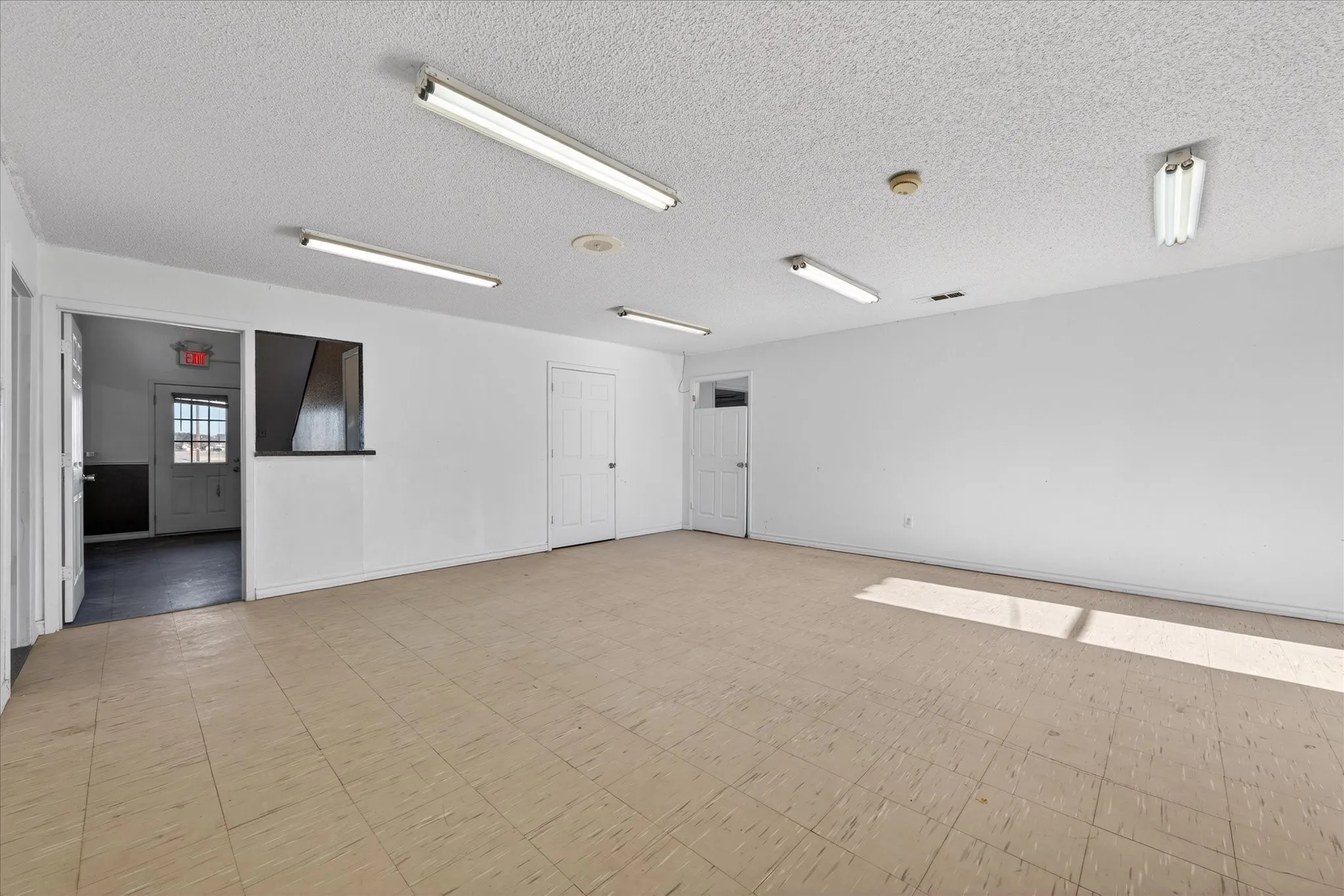 Business For Sale in Mc Lennan County , 611 W Spring Valley Road, Hewitt, Texas 76643, 0, 0, Garage spaces, 6,504 Sqft, built in 1986, Preowned, Price $479,000, mls#21189820, Real Estate Agent in Hewitt, Homes For Sale in Mc Lennan county, Homes For Sale in Hewitt, Realtor in Hewitt Texas, Real Estate Brokerage Independent Realty Texas, Luminita Cordes Realtor