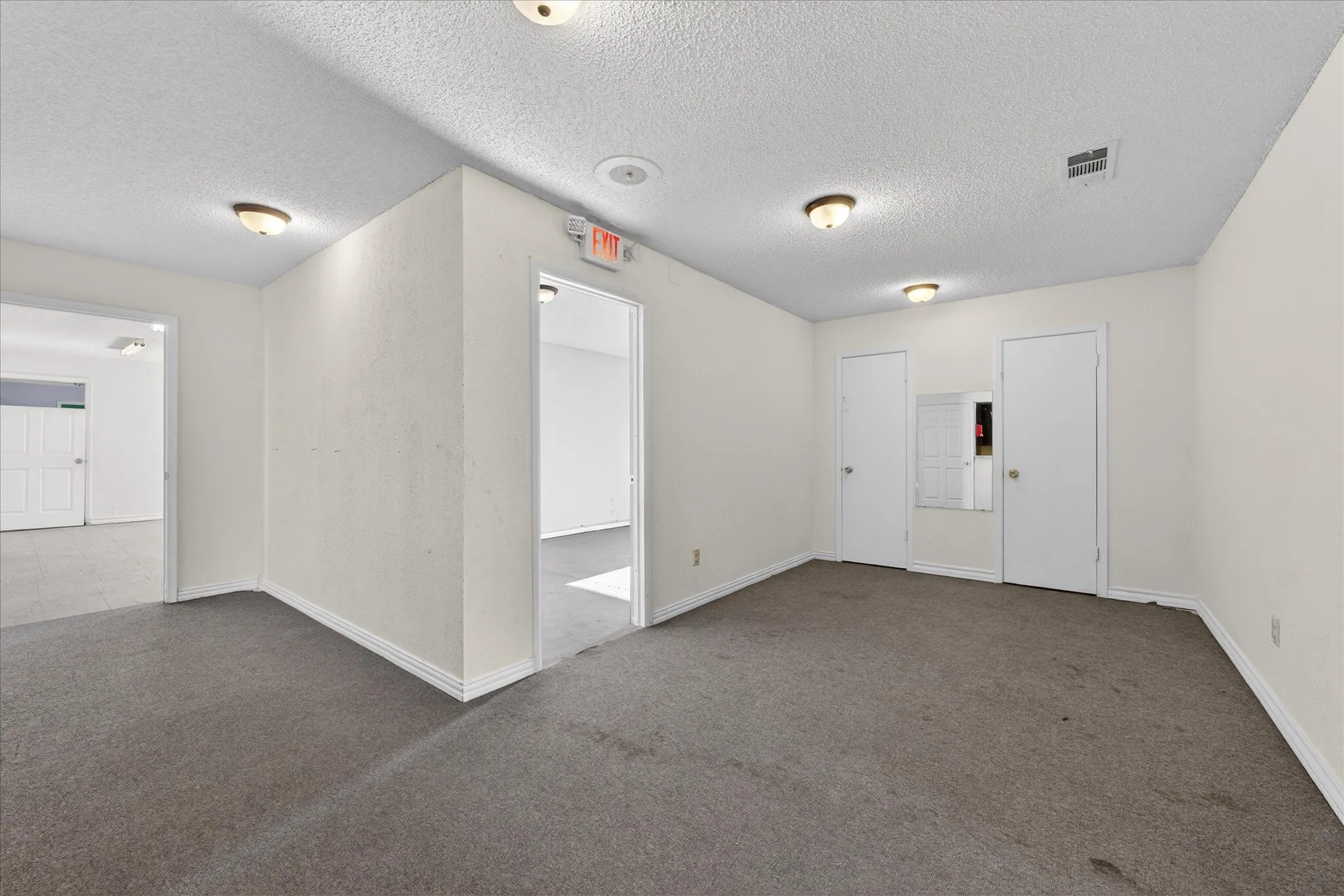 Business For Sale in Mc Lennan County , 611 W Spring Valley Road, Hewitt, Texas 76643, 0, 0, Garage spaces, 6,504 Sqft, built in 1986, Preowned, Price $479,000, mls#21189820, Real Estate Agent in Hewitt, Homes For Sale in Mc Lennan county, Homes For Sale in Hewitt, Realtor in Hewitt Texas, Real Estate Brokerage Independent Realty Texas, Luminita Cordes Realtor