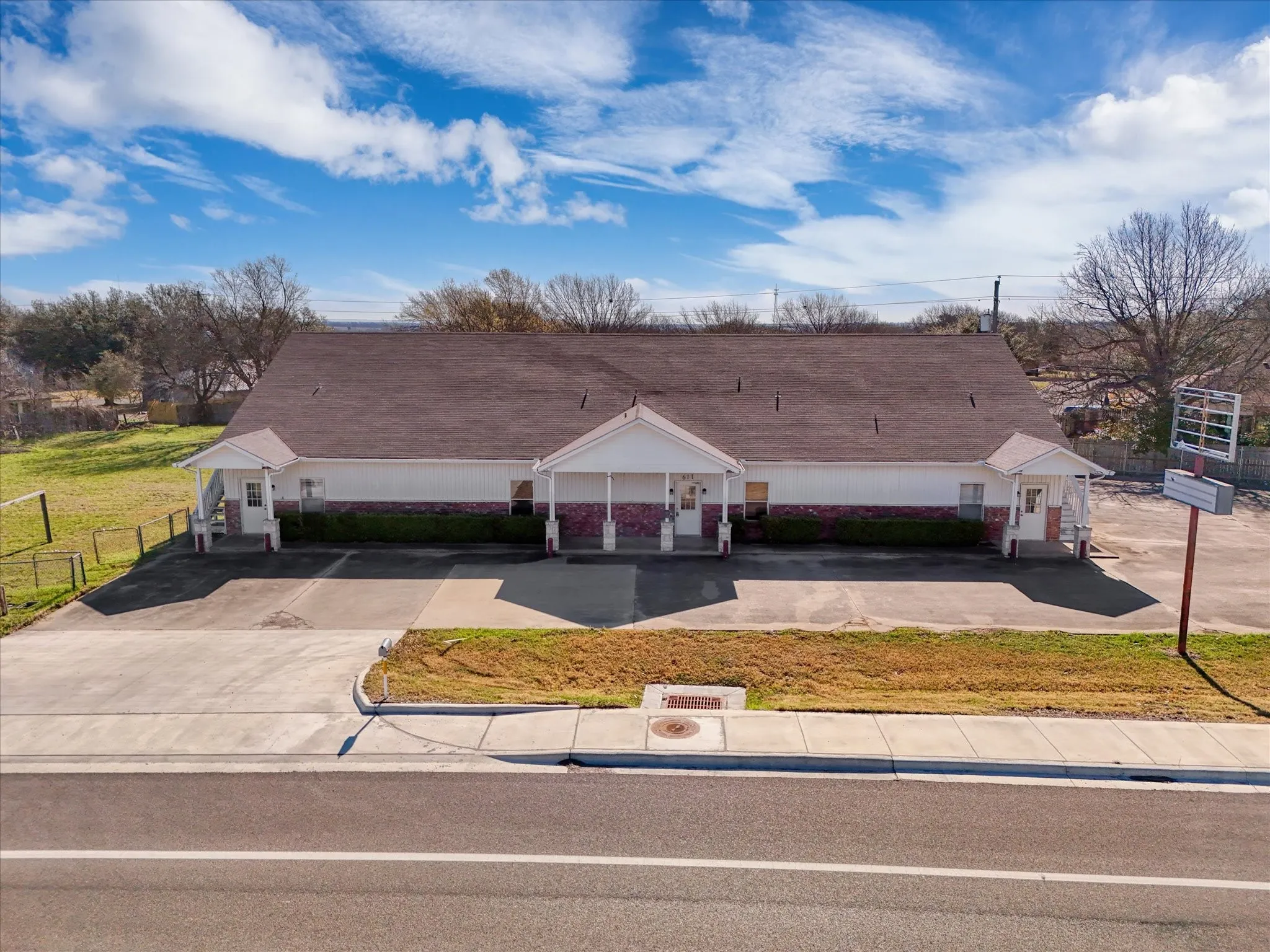 Business For Sale in Mc Lennan County , 611 W Spring Valley Road, Hewitt, Texas 76643, 0, 0, Garage spaces, 6,504 Sqft, built in 1986, Preowned, Price $479,000, mls#21189820, Real Estate Agent in Hewitt, Homes For Sale in Mc Lennan county, Homes For Sale in Hewitt, Realtor in Hewitt Texas, Real Estate Brokerage Independent Realty Texas, Luminita Cordes Realtor