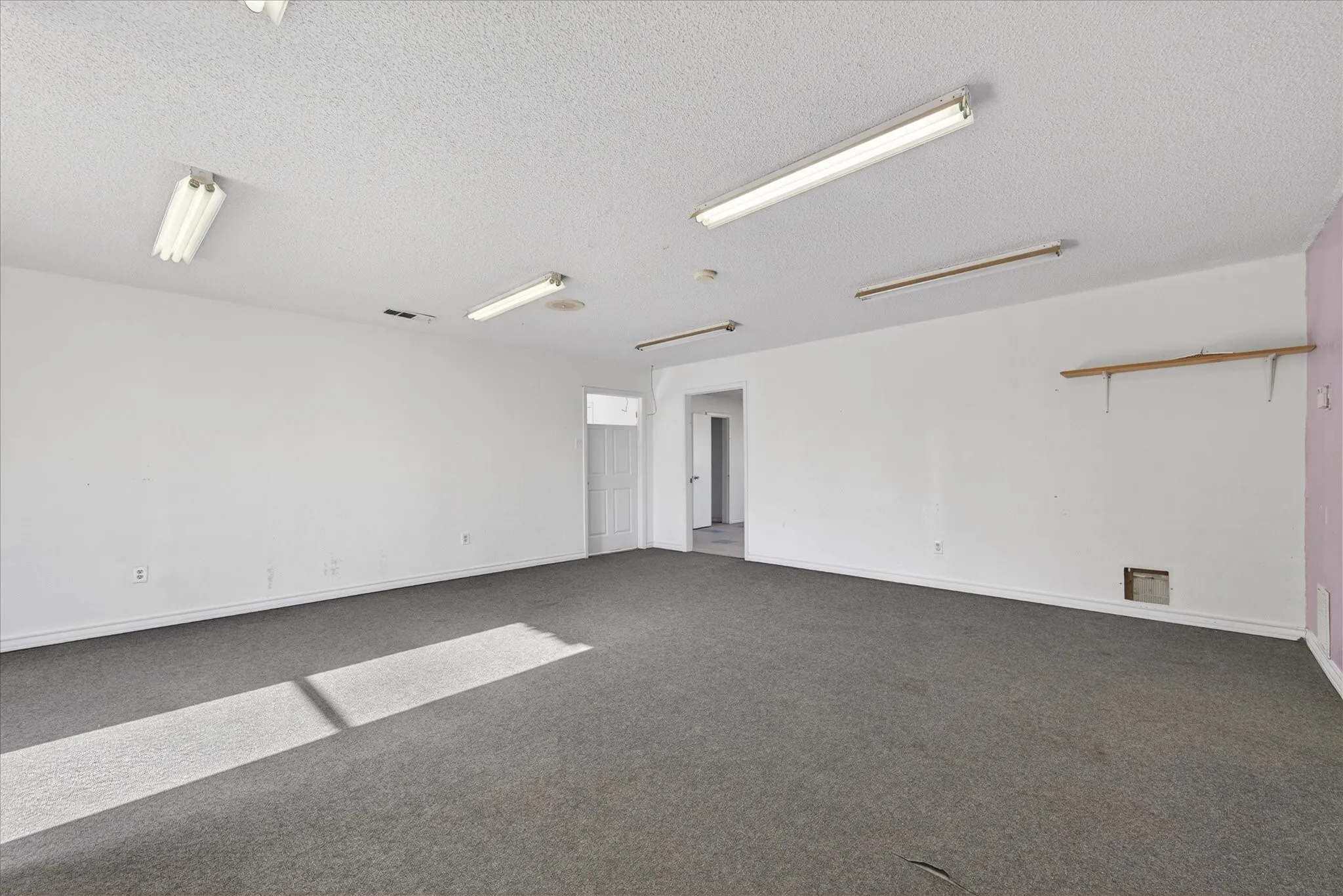 Business For Sale in Mc Lennan County , 611 W Spring Valley Road, Hewitt, Texas 76643, 0, 0, Garage spaces, 6,504 Sqft, built in 1986, Preowned, Price $479,000, mls#21189820, Real Estate Agent in Hewitt, Homes For Sale in Mc Lennan county, Homes For Sale in Hewitt, Realtor in Hewitt Texas, Real Estate Brokerage Independent Realty Texas, Luminita Cordes Realtor
