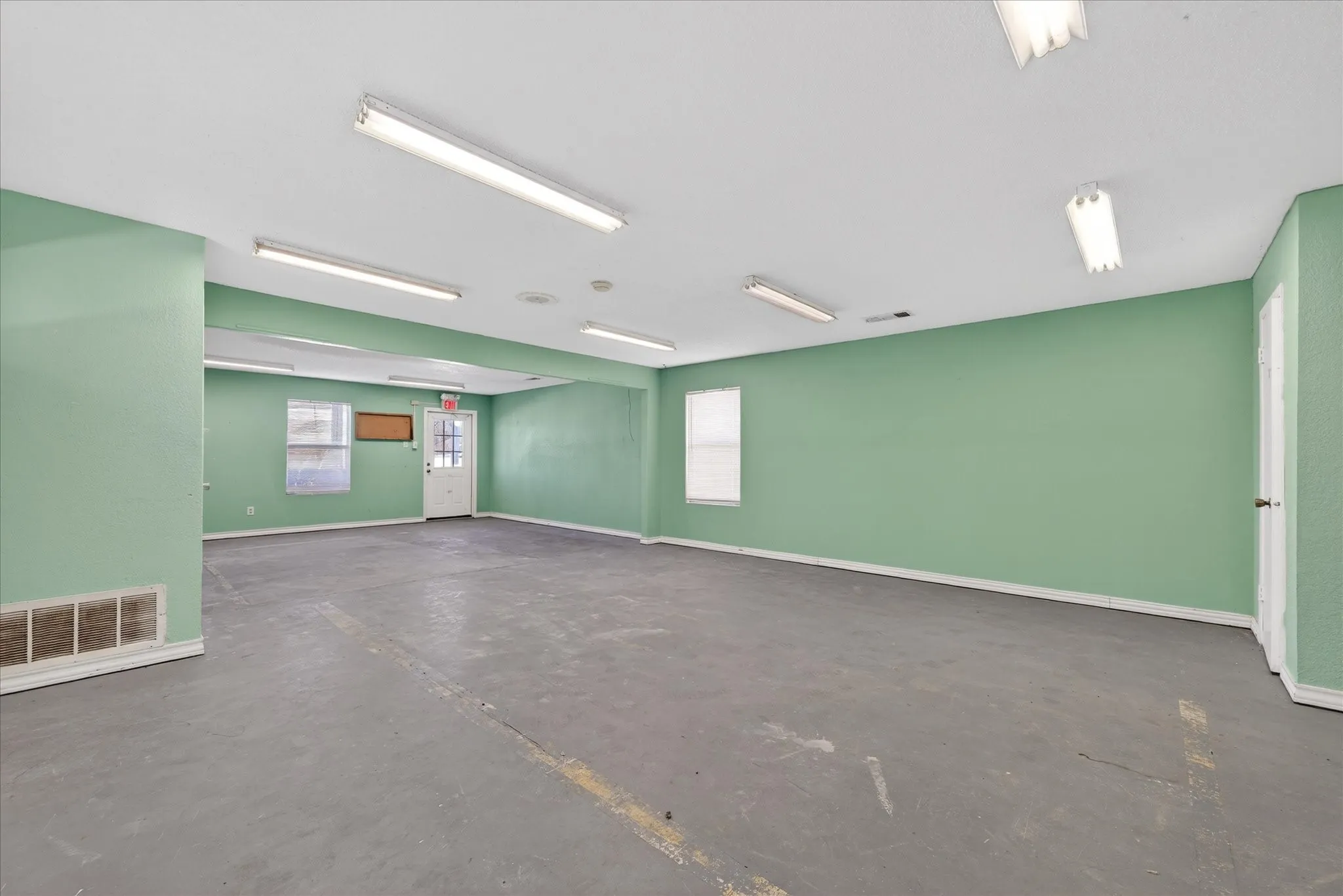 Business For Sale in Mc Lennan County , 611 W Spring Valley Road, Hewitt, Texas 76643, 0, 0, Garage spaces, 6,504 Sqft, built in 1986, Preowned, Price $479,000, mls#21189820, Real Estate Agent in Hewitt, Homes For Sale in Mc Lennan county, Homes For Sale in Hewitt, Realtor in Hewitt Texas, Real Estate Brokerage Independent Realty Texas, Luminita Cordes Realtor