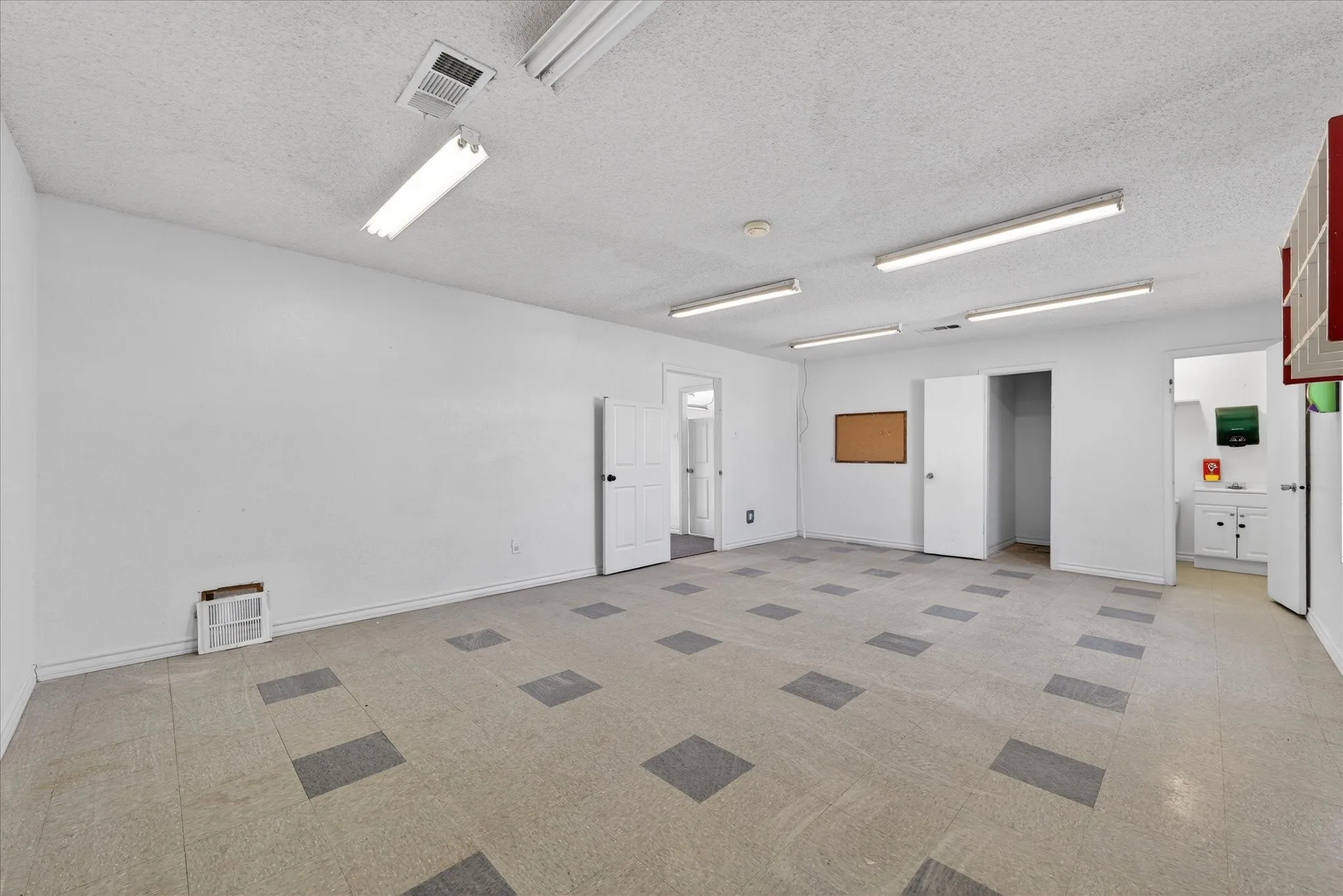 Business For Sale in Mc Lennan County , 611 W Spring Valley Road, Hewitt, Texas 76643, 0, 0, Garage spaces, 6,504 Sqft, built in 1986, Preowned, Price $479,000, mls#21189820, Real Estate Agent in Hewitt, Homes For Sale in Mc Lennan county, Homes For Sale in Hewitt, Realtor in Hewitt Texas, Real Estate Brokerage Independent Realty Texas, Luminita Cordes Realtor