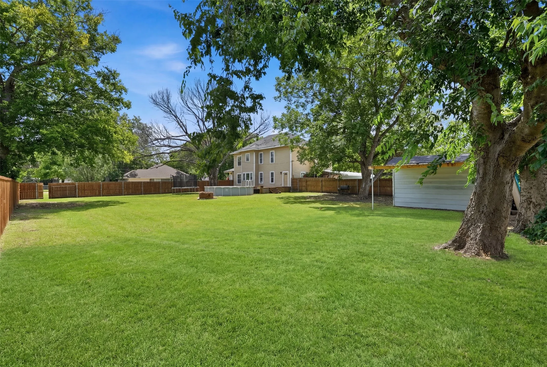 Single Family Residence For Sale in Fannin County , 901 N Main Street, Leonard, Texas 75452, 4 Bedroom, 3 Bathroom, Garage spaces, 2,778 Sqft, built in 1906, Preowned, Price $629,000, mls#21189907, Real Estate Agent in Leonard, Homes For Sale in Fannin county, Homes For Sale in Leonard, Realtor in Leonard Texas, Real Estate Brokerage Independent Realty Texas, Luminita Cordes Realtor