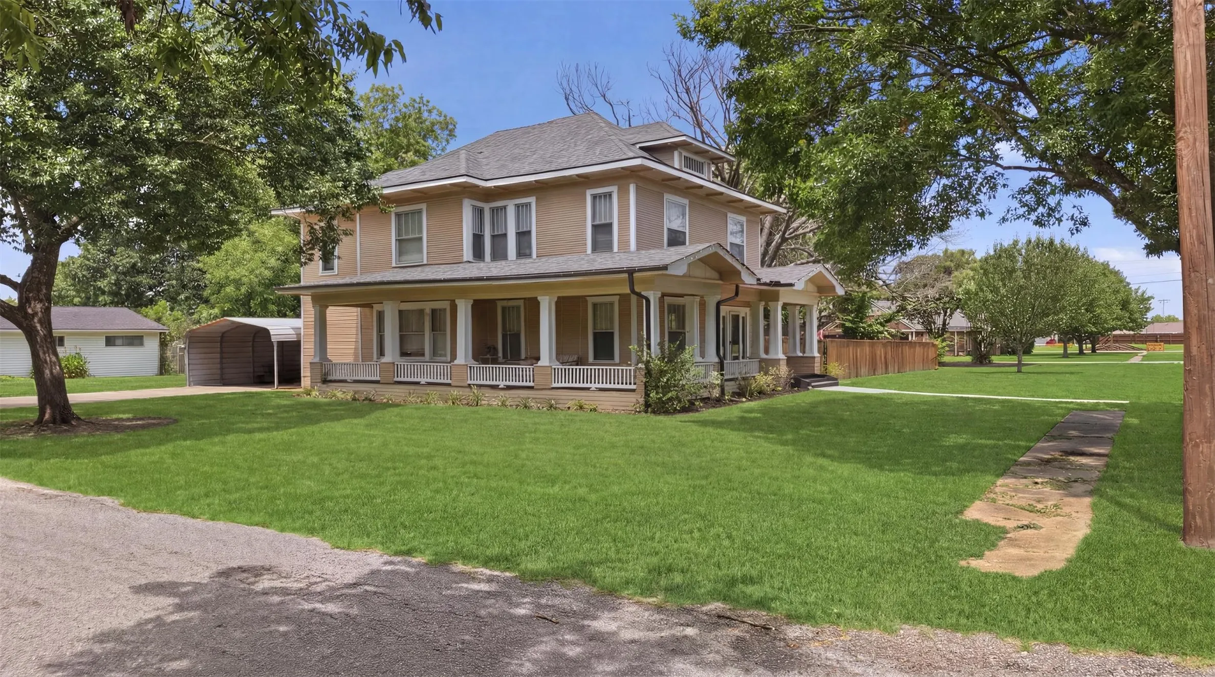 Single Family Residence For Sale in Fannin County , 901 N Main Street, Leonard, Texas 75452, 4 Bedroom, 3 Bathroom, Garage spaces, 2,778 Sqft, built in 1906, Preowned, Price $629,000, mls#21189907, Real Estate Agent in Leonard, Homes For Sale in Fannin county, Homes For Sale in Leonard, Realtor in Leonard Texas, Real Estate Brokerage Independent Realty Texas, Luminita Cordes Realtor