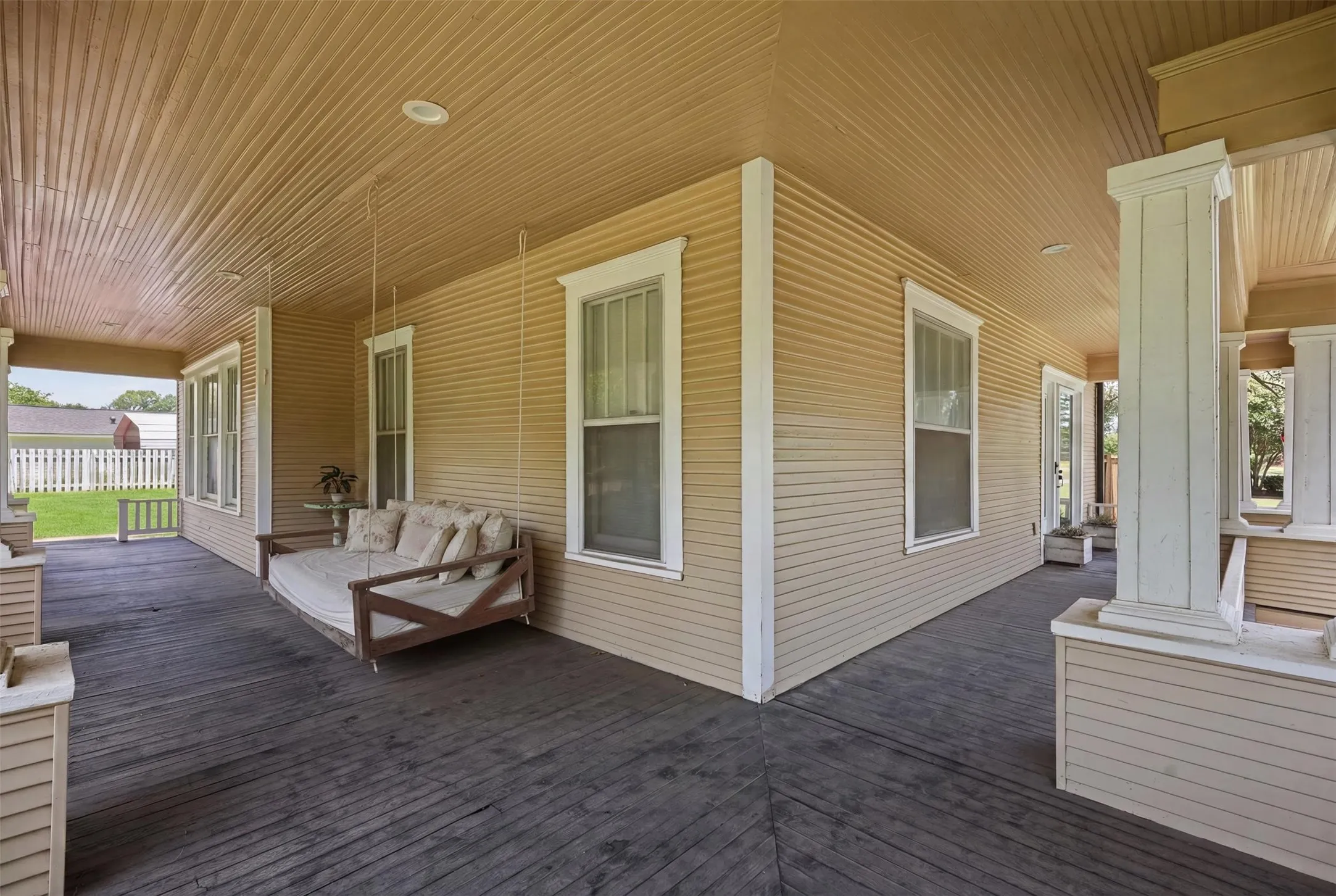 Single Family Residence For Sale in Fannin County , 901 N Main Street, Leonard, Texas 75452, 4 Bedroom, 3 Bathroom, Garage spaces, 2,778 Sqft, built in 1906, Preowned, Price $629,000, mls#21189907, Real Estate Agent in Leonard, Homes For Sale in Fannin county, Homes For Sale in Leonard, Realtor in Leonard Texas, Real Estate Brokerage Independent Realty Texas, Luminita Cordes Realtor