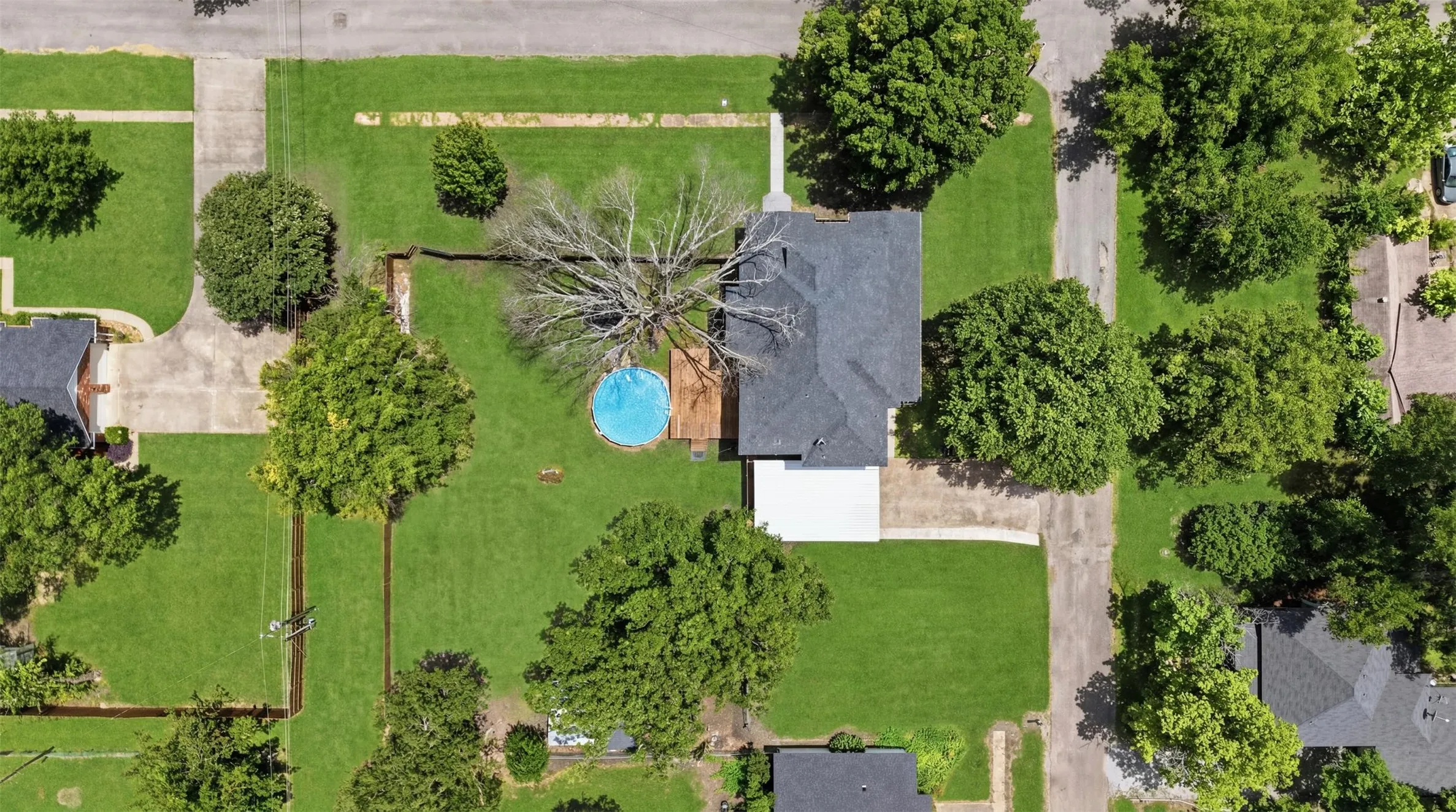 Single Family Residence For Sale in Fannin County , 901 N Main Street, Leonard, Texas 75452, 4 Bedroom, 3 Bathroom, Garage spaces, 2,778 Sqft, built in 1906, Preowned, Price $629,000, mls#21189907, Real Estate Agent in Leonard, Homes For Sale in Fannin county, Homes For Sale in Leonard, Realtor in Leonard Texas, Real Estate Brokerage Independent Realty Texas, Luminita Cordes Realtor