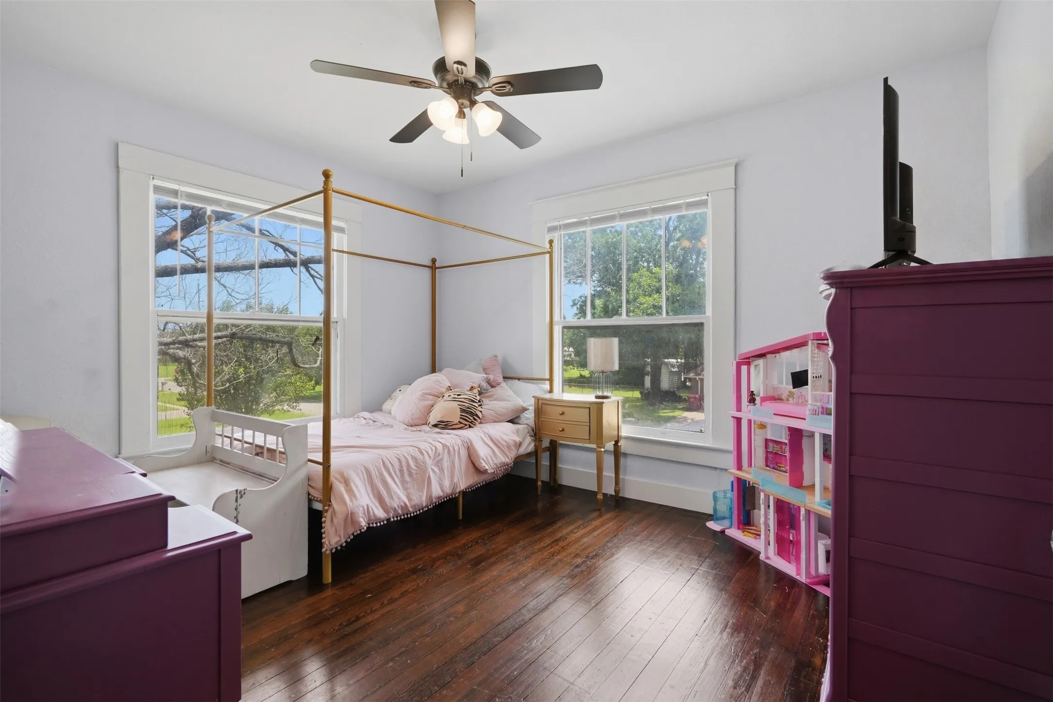 Single Family Residence For Sale in Fannin County , 901 N Main Street, Leonard, Texas 75452, 4 Bedroom, 3 Bathroom, Garage spaces, 2,778 Sqft, built in 1906, Preowned, Price $629,000, mls#21189907, Real Estate Agent in Leonard, Homes For Sale in Fannin county, Homes For Sale in Leonard, Realtor in Leonard Texas, Real Estate Brokerage Independent Realty Texas, Luminita Cordes Realtor