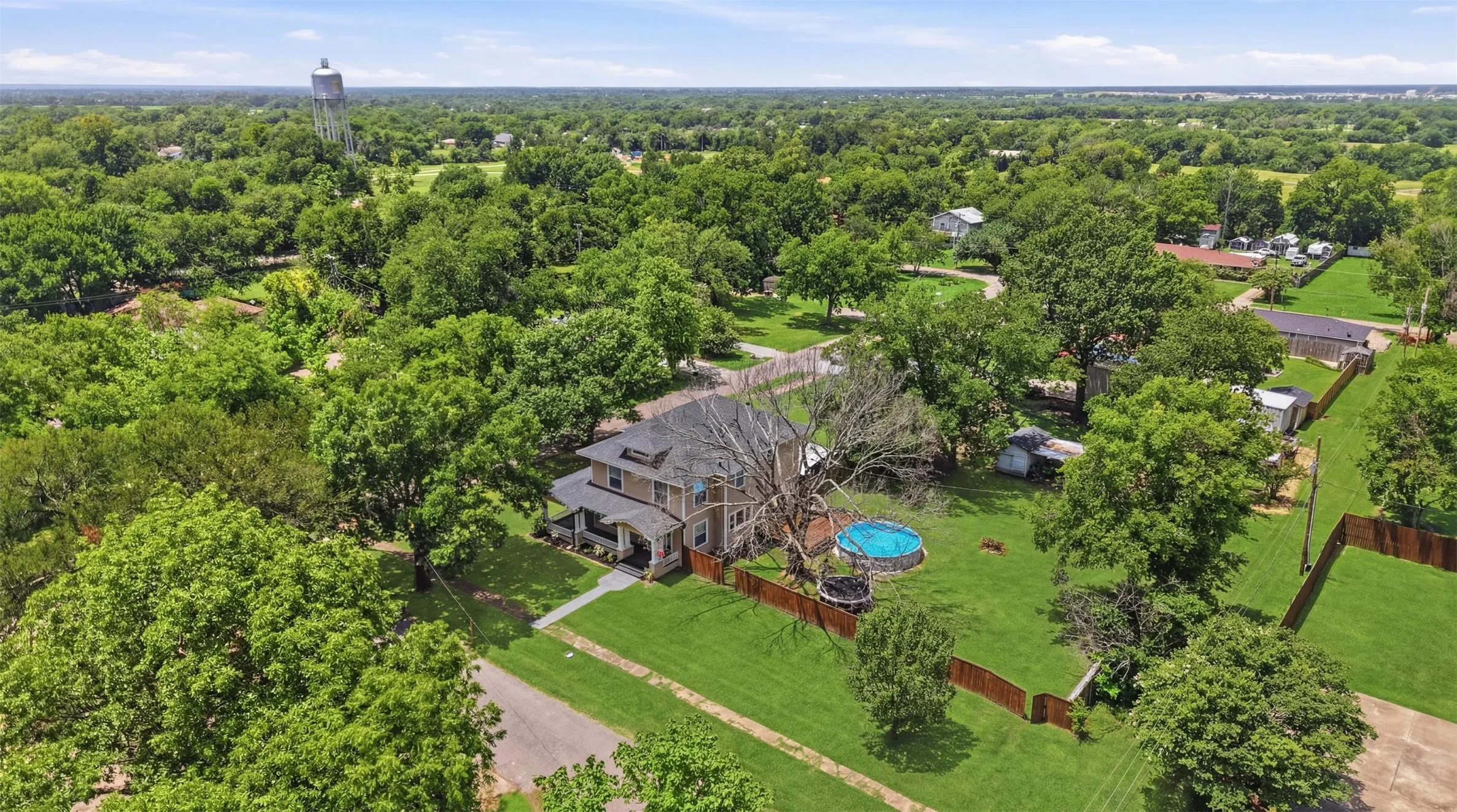 Single Family Residence For Sale in Fannin County , 901 N Main Street, Leonard, Texas 75452, 4 Bedroom, 3 Bathroom, Garage spaces, 2,778 Sqft, built in 1906, Preowned, Price $629,000, mls#21189907, Real Estate Agent in Leonard, Homes For Sale in Fannin county, Homes For Sale in Leonard, Realtor in Leonard Texas, Real Estate Brokerage Independent Realty Texas, Luminita Cordes Realtor