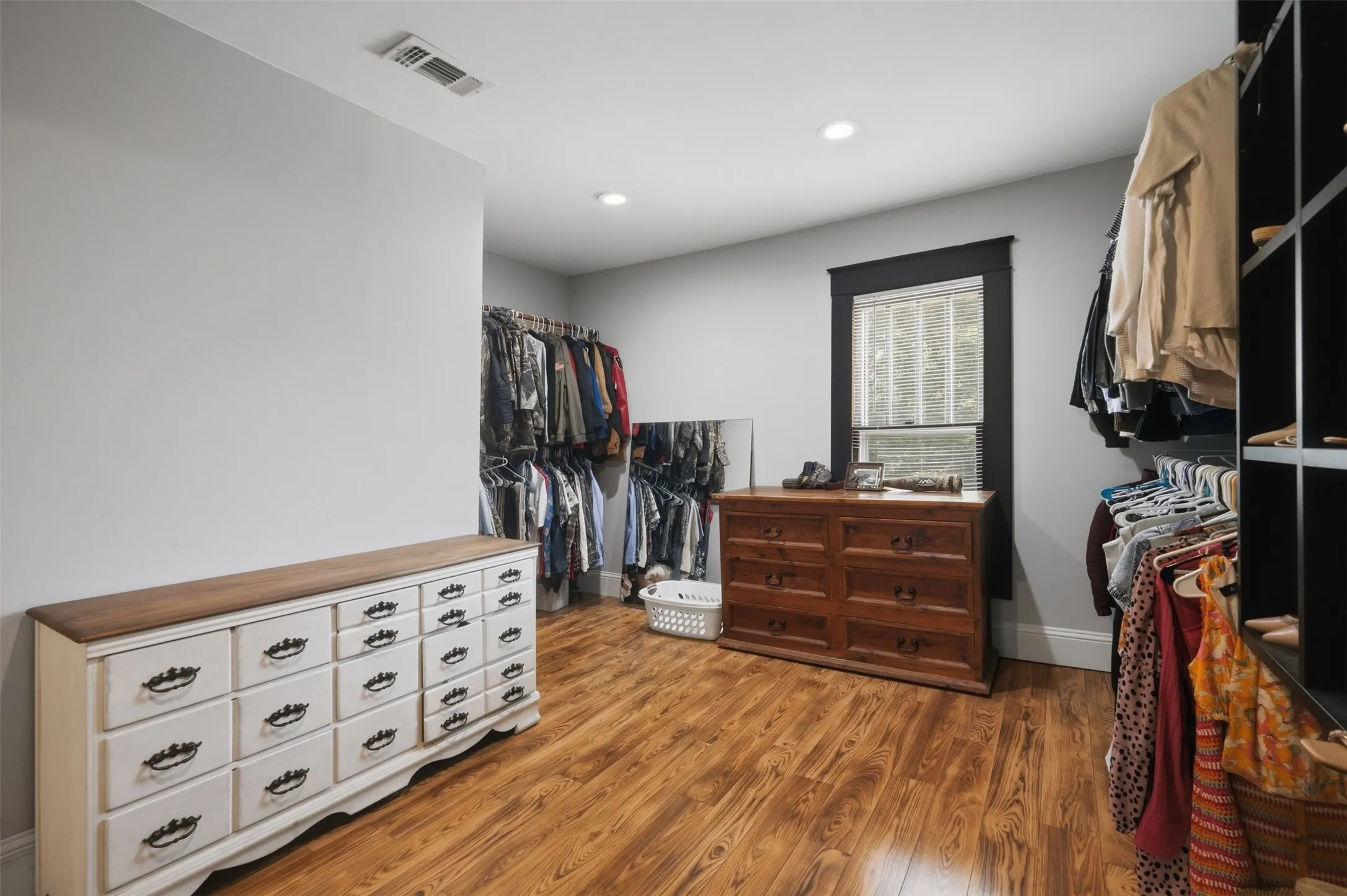 Single Family Residence For Sale in Fannin County , 901 N Main Street, Leonard, Texas 75452, 4 Bedroom, 3 Bathroom, Garage spaces, 2,778 Sqft, built in 1906, Preowned, Price $629,000, mls#21189907, Real Estate Agent in Leonard, Homes For Sale in Fannin county, Homes For Sale in Leonard, Realtor in Leonard Texas, Real Estate Brokerage Independent Realty Texas, Luminita Cordes Realtor