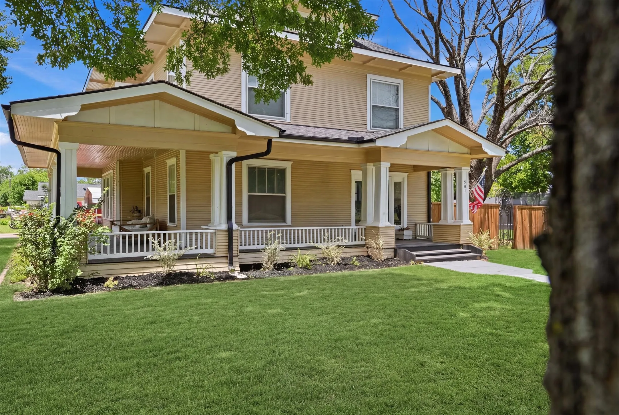 Single Family Residence For Sale in Fannin County , 901 N Main Street, Leonard, Texas 75452, 4 Bedroom, 3 Bathroom, Garage spaces, 2,778 Sqft, built in 1906, Preowned, Price $629,000, mls#21189907, Real Estate Agent in Leonard, Homes For Sale in Fannin county, Homes For Sale in Leonard, Realtor in Leonard Texas, Real Estate Brokerage Independent Realty Texas, Luminita Cordes Realtor