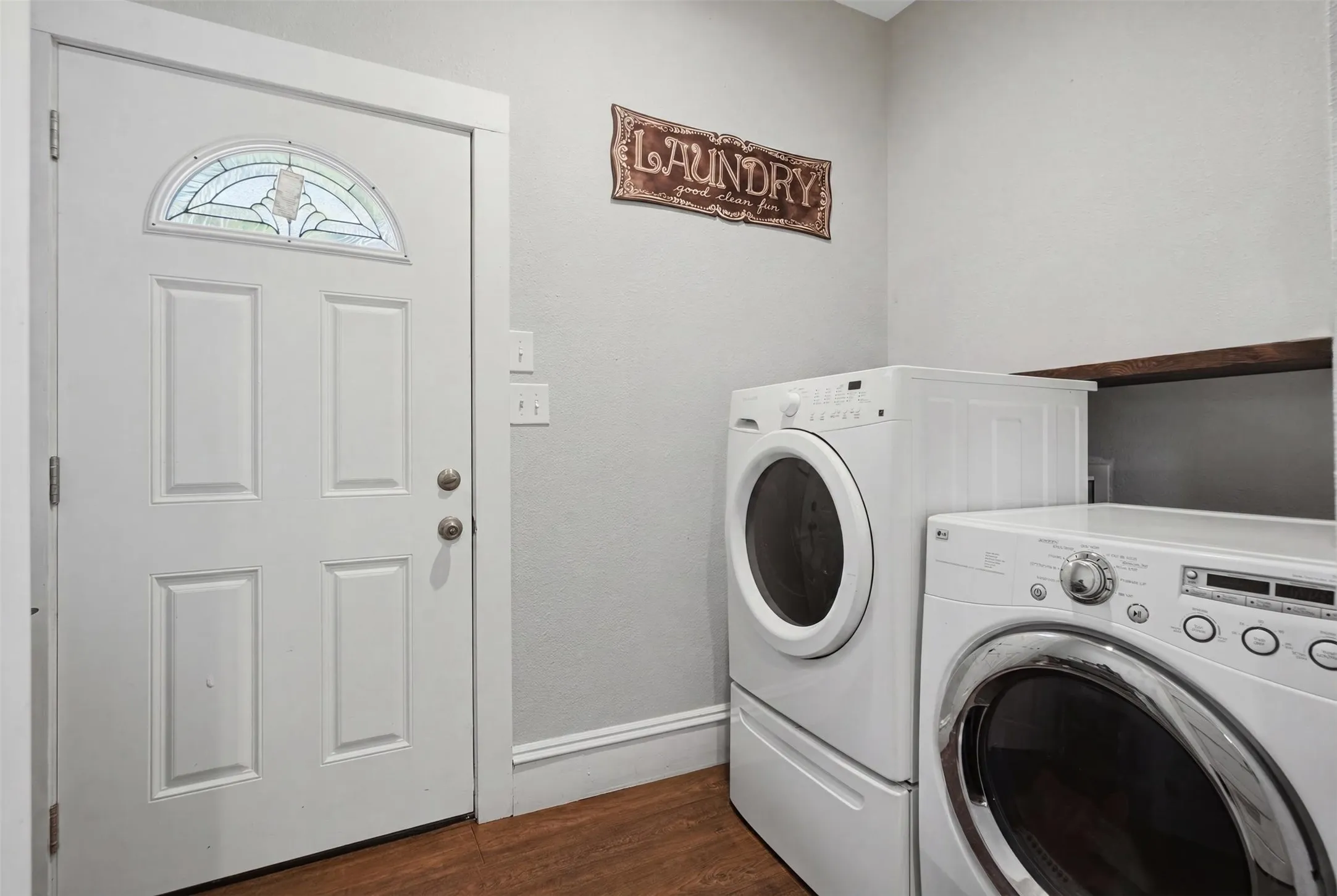 Single Family Residence For Sale in Fannin County , 901 N Main Street, Leonard, Texas 75452, 4 Bedroom, 3 Bathroom, Garage spaces, 2,778 Sqft, built in 1906, Preowned, Price $629,000, mls#21189907, Real Estate Agent in Leonard, Homes For Sale in Fannin county, Homes For Sale in Leonard, Realtor in Leonard Texas, Real Estate Brokerage Independent Realty Texas, Luminita Cordes Realtor