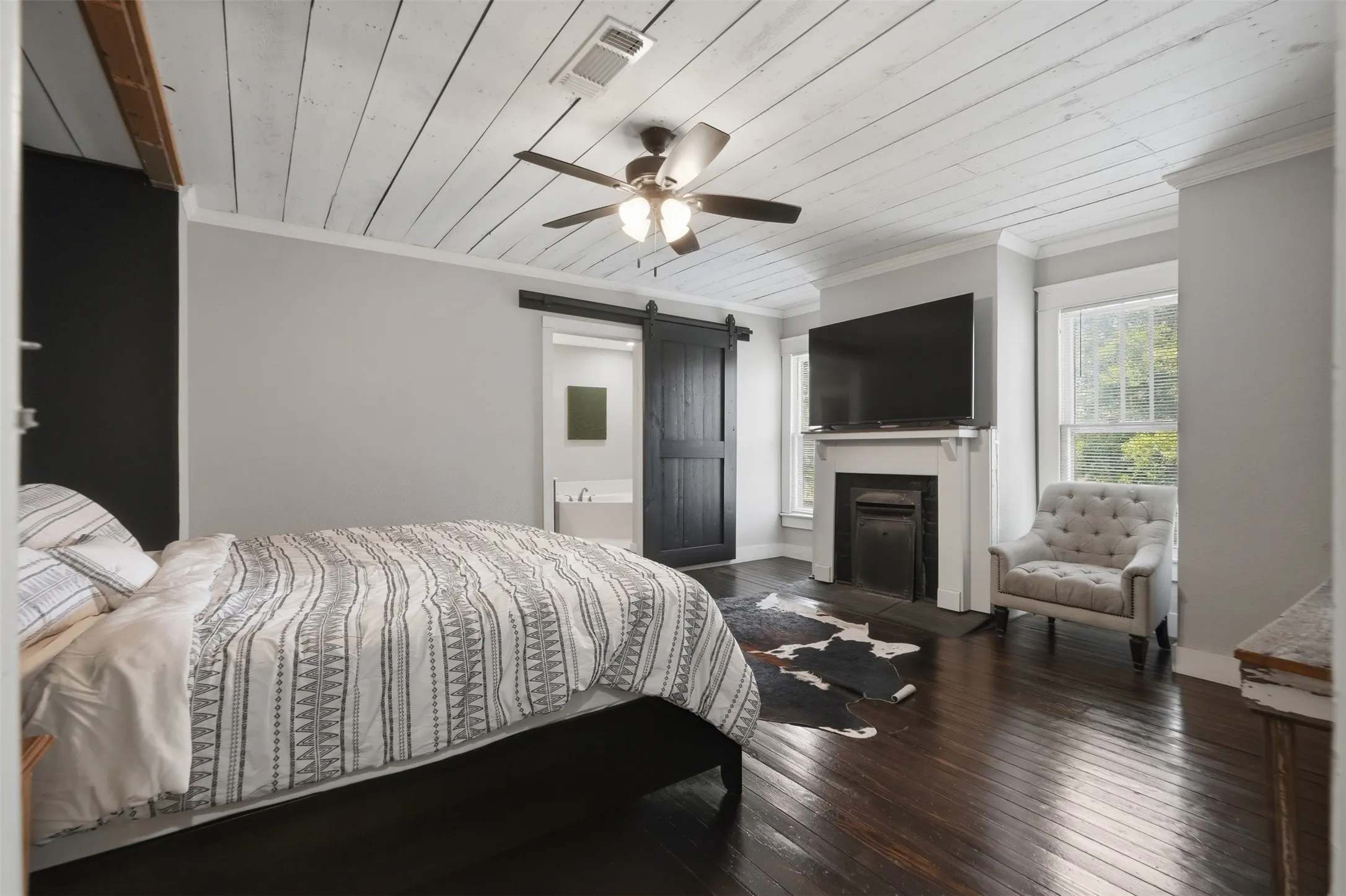 Single Family Residence For Sale in Fannin County , 901 N Main Street, Leonard, Texas 75452, 4 Bedroom, 3 Bathroom, Garage spaces, 2,778 Sqft, built in 1906, Preowned, Price $629,000, mls#21189907, Real Estate Agent in Leonard, Homes For Sale in Fannin county, Homes For Sale in Leonard, Realtor in Leonard Texas, Real Estate Brokerage Independent Realty Texas, Luminita Cordes Realtor