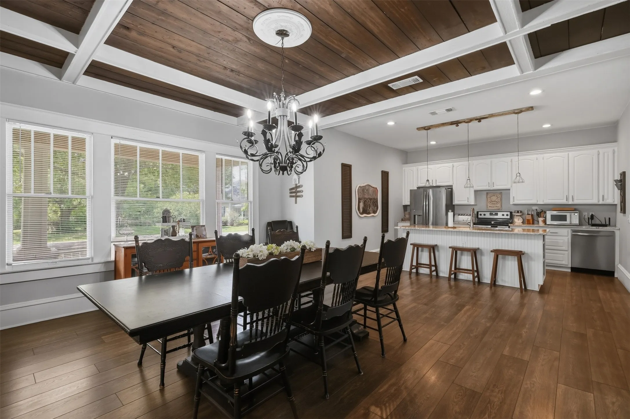 Single Family Residence For Sale in Fannin County , 901 N Main Street, Leonard, Texas 75452, 4 Bedroom, 3 Bathroom, Garage spaces, 2,778 Sqft, built in 1906, Preowned, Price $629,000, mls#21189907, Real Estate Agent in Leonard, Homes For Sale in Fannin county, Homes For Sale in Leonard, Realtor in Leonard Texas, Real Estate Brokerage Independent Realty Texas, Luminita Cordes Realtor