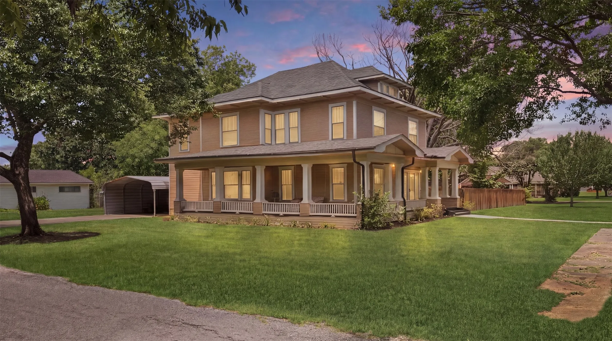 Single Family Residence For Sale in Fannin County , 901 N Main Street, Leonard, Texas 75452, 4 Bedroom, 3 Bathroom, Garage spaces, 2,778 Sqft, built in 1906, Preowned, Price $629,000, mls#21189907, Real Estate Agent in Leonard, Homes For Sale in Fannin county, Homes For Sale in Leonard, Realtor in Leonard Texas, Real Estate Brokerage Independent Realty Texas, Luminita Cordes Realtor
