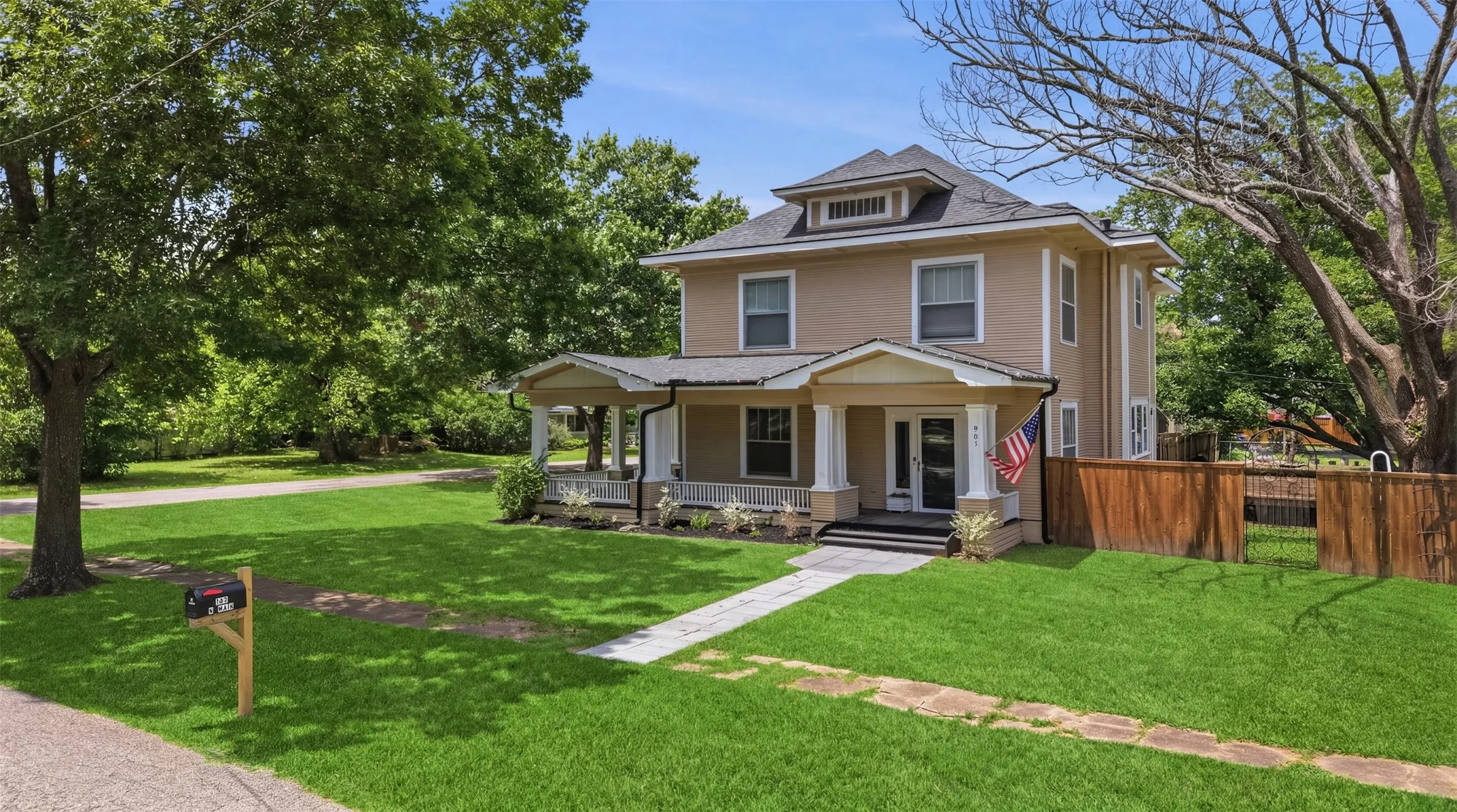 Single Family Residence For Sale in Fannin County , 901 N Main Street, Leonard, Texas 75452, 4 Bedroom, 3 Bathroom, Garage spaces, 2,778 Sqft, built in 1906, Preowned, Price $629,000, mls#21189907, Real Estate Agent in Leonard, Homes For Sale in Fannin county, Homes For Sale in Leonard, Realtor in Leonard Texas, Real Estate Brokerage Independent Realty Texas, Luminita Cordes Realtor