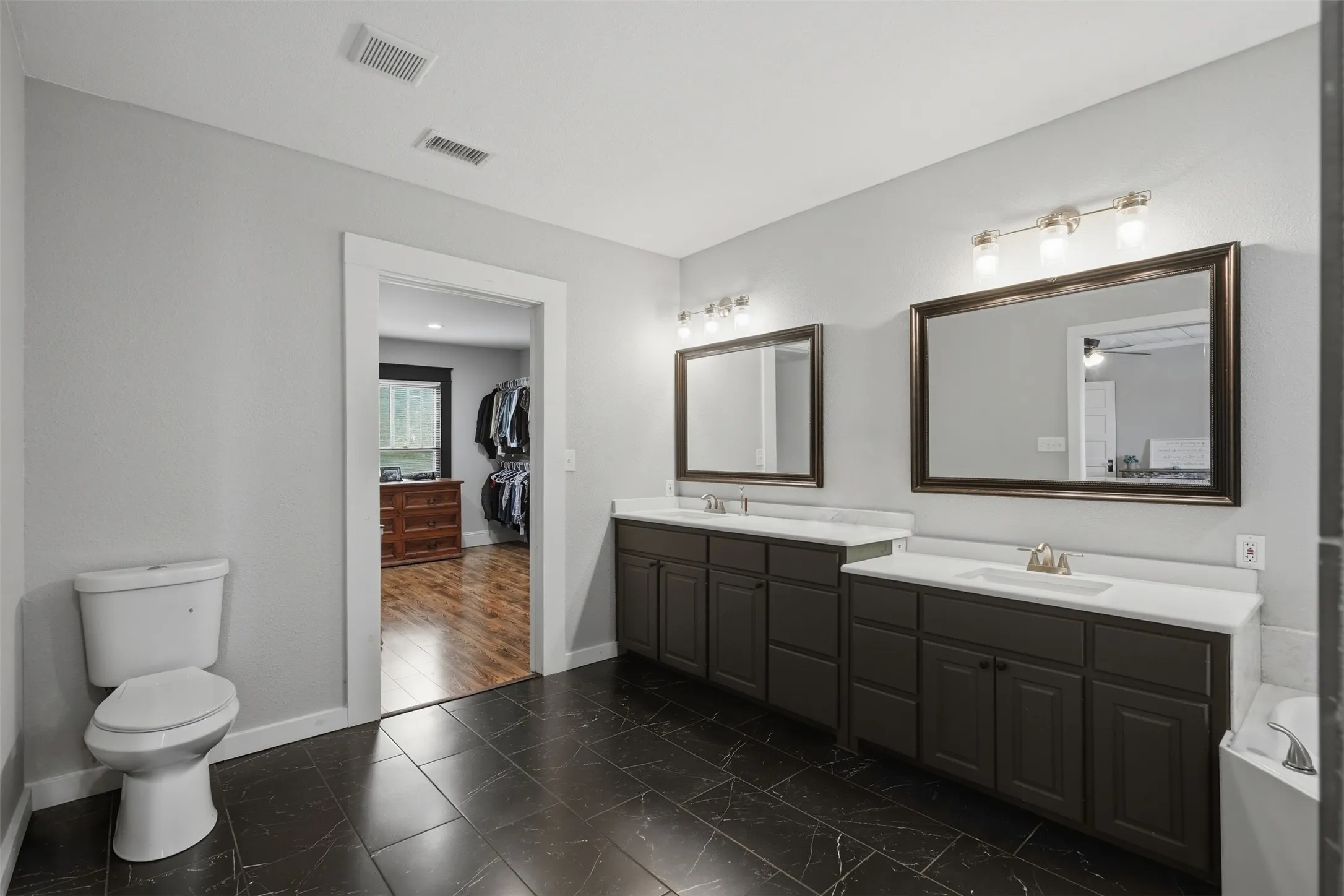 Single Family Residence For Sale in Fannin County , 901 N Main Street, Leonard, Texas 75452, 4 Bedroom, 3 Bathroom, Garage spaces, 2,778 Sqft, built in 1906, Preowned, Price $629,000, mls#21189907, Real Estate Agent in Leonard, Homes For Sale in Fannin county, Homes For Sale in Leonard, Realtor in Leonard Texas, Real Estate Brokerage Independent Realty Texas, Luminita Cordes Realtor