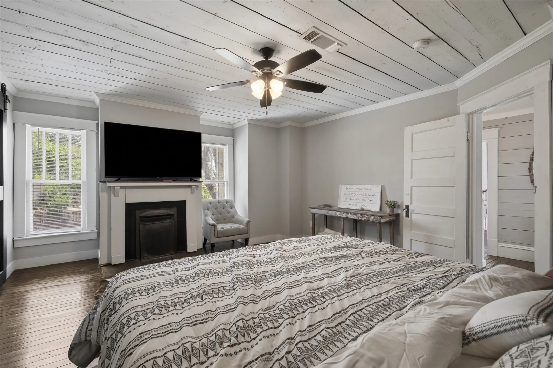 Single Family Residence For Sale in Fannin County , 901 N Main Street, Leonard, Texas 75452, 4 Bedroom, 3 Bathroom, Garage spaces, 2,778 Sqft, built in 1906, Preowned, Price $629,000, mls#21189907, Real Estate Agent in Leonard, Homes For Sale in Fannin county, Homes For Sale in Leonard, Realtor in Leonard Texas, Real Estate Brokerage Independent Realty Texas, Luminita Cordes Realtor